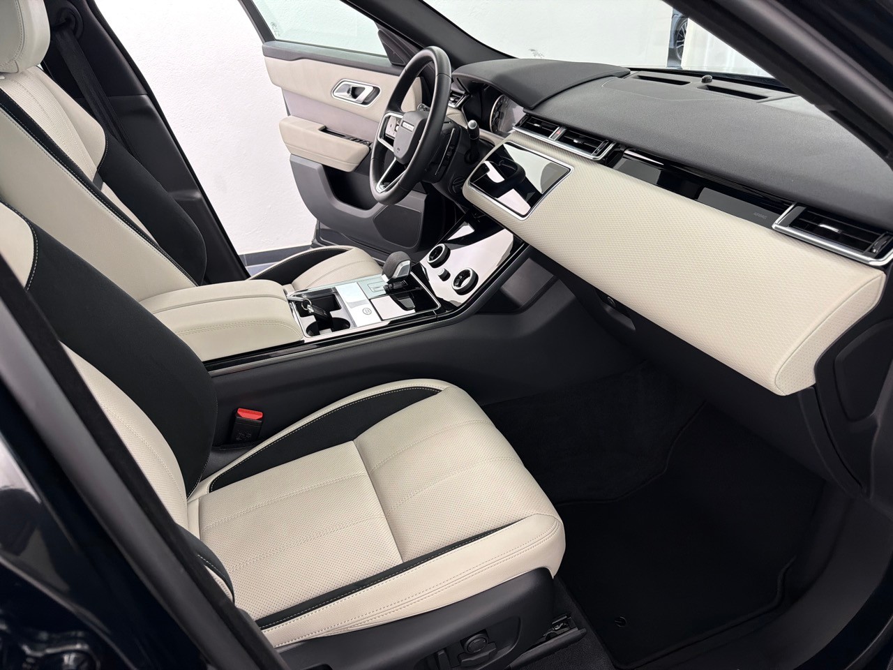LAND ROVER RR Velar D 200 Dyn SE-image-8