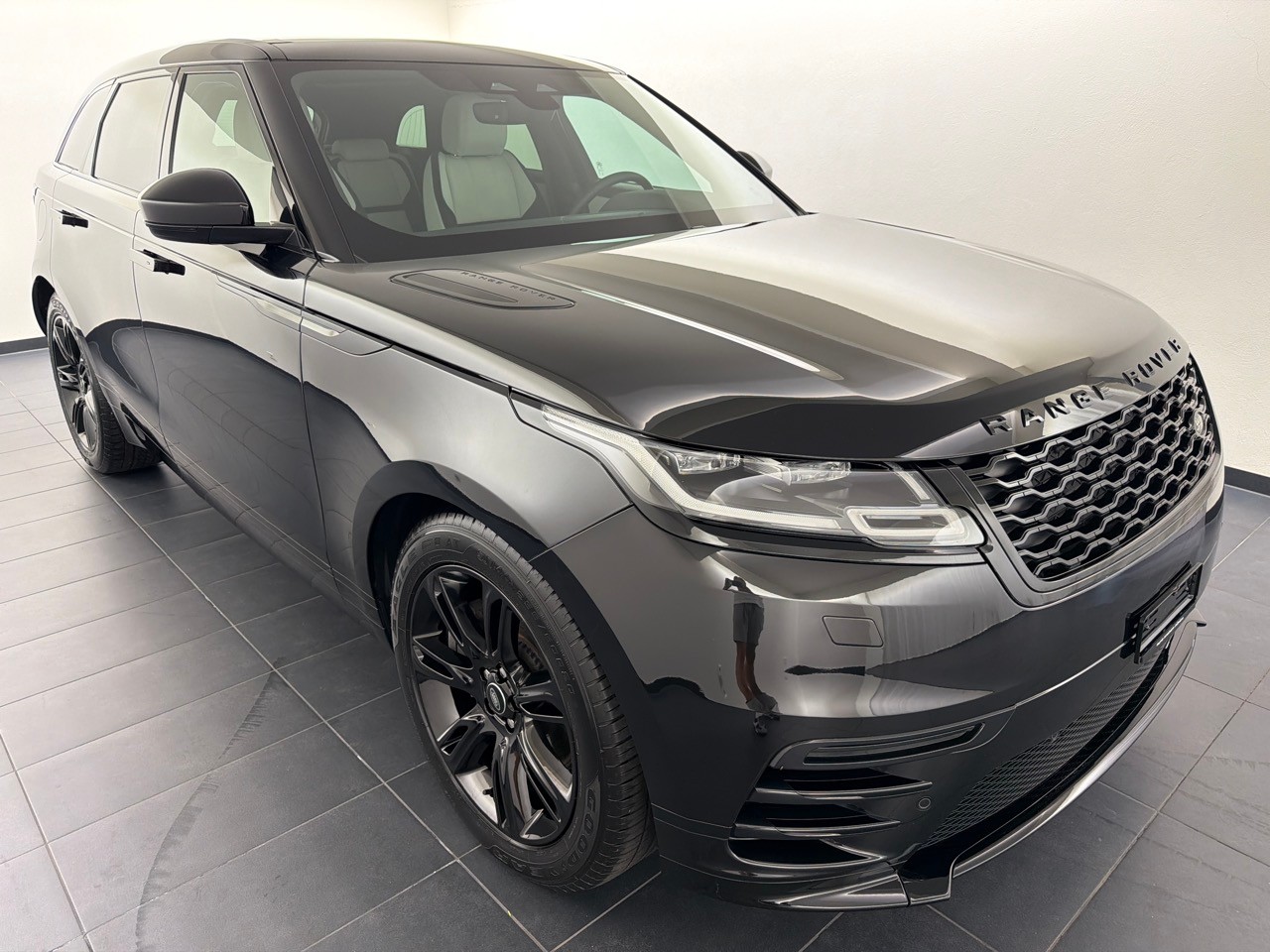 LAND ROVER RR Velar D 200 Dyn SE-showroom-element-3