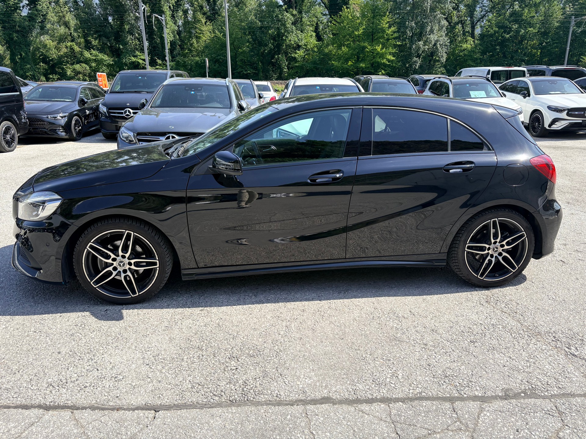 MERCEDES-BENZ A 180 AMG Line 7G-DCT-showroom-element-3