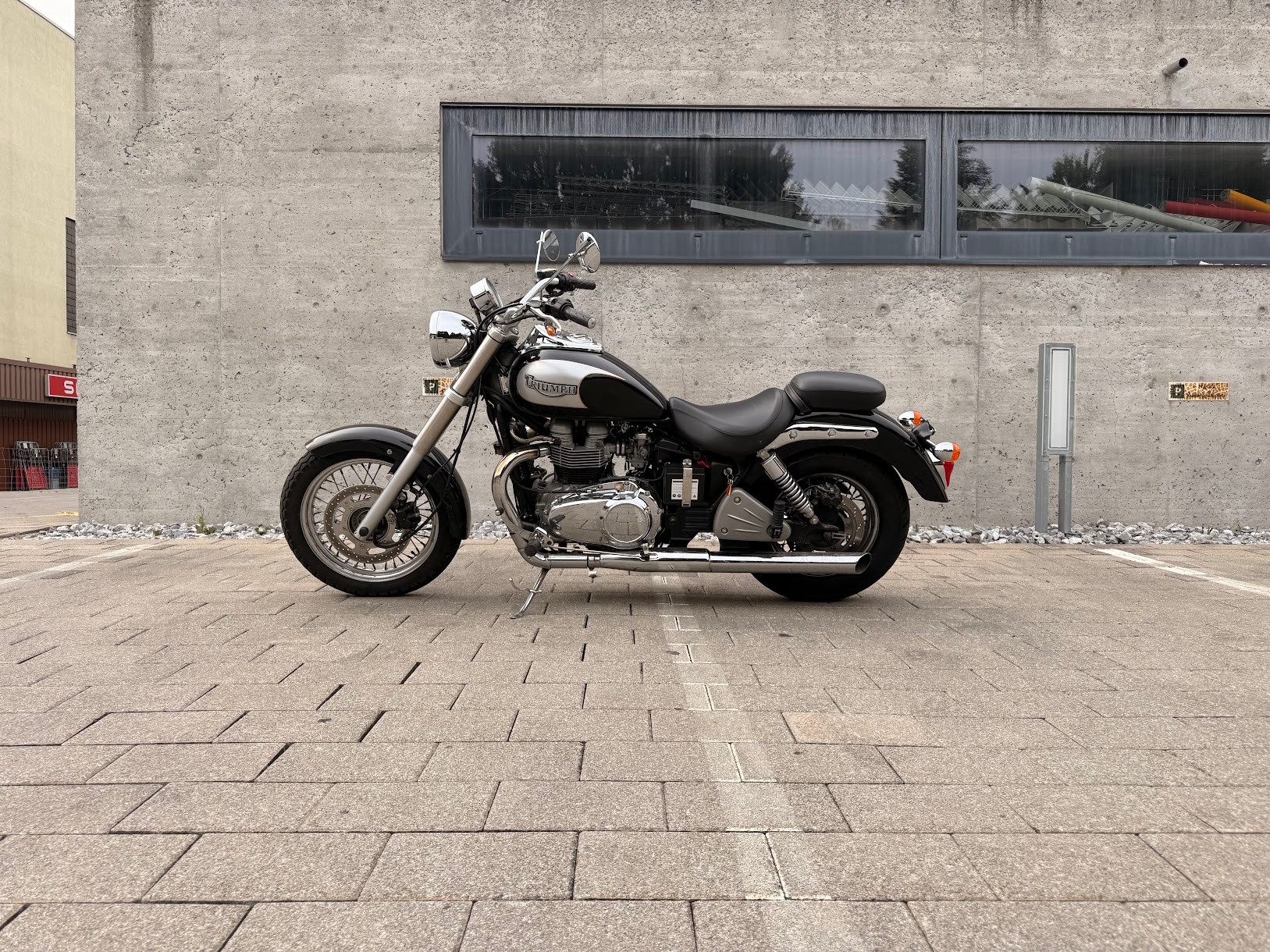 TRIUMPH Bonneville America 800-image-1