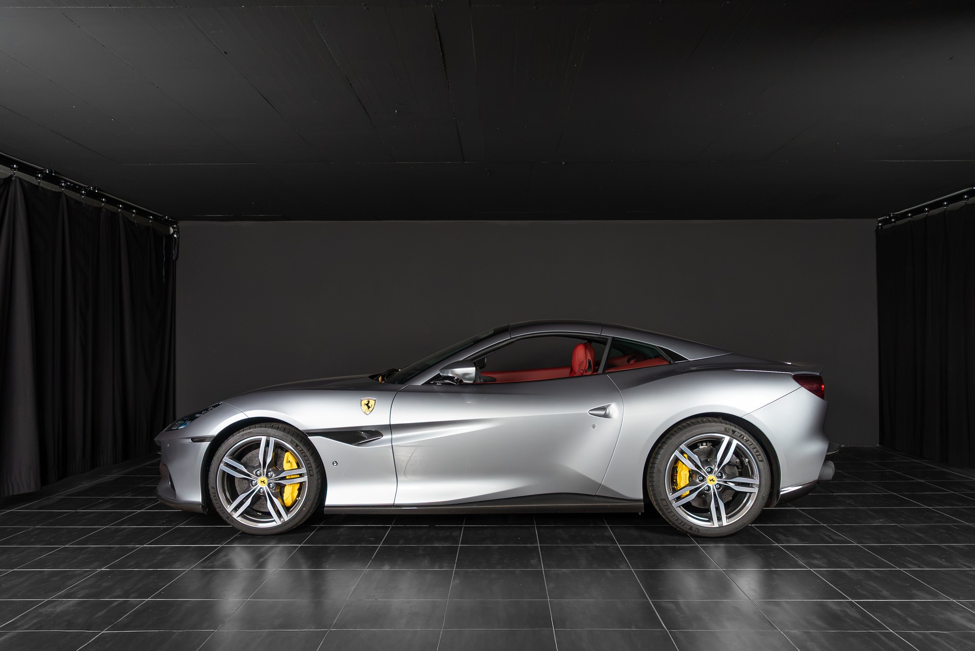 FERRARI Portofino M-showroom-element-1