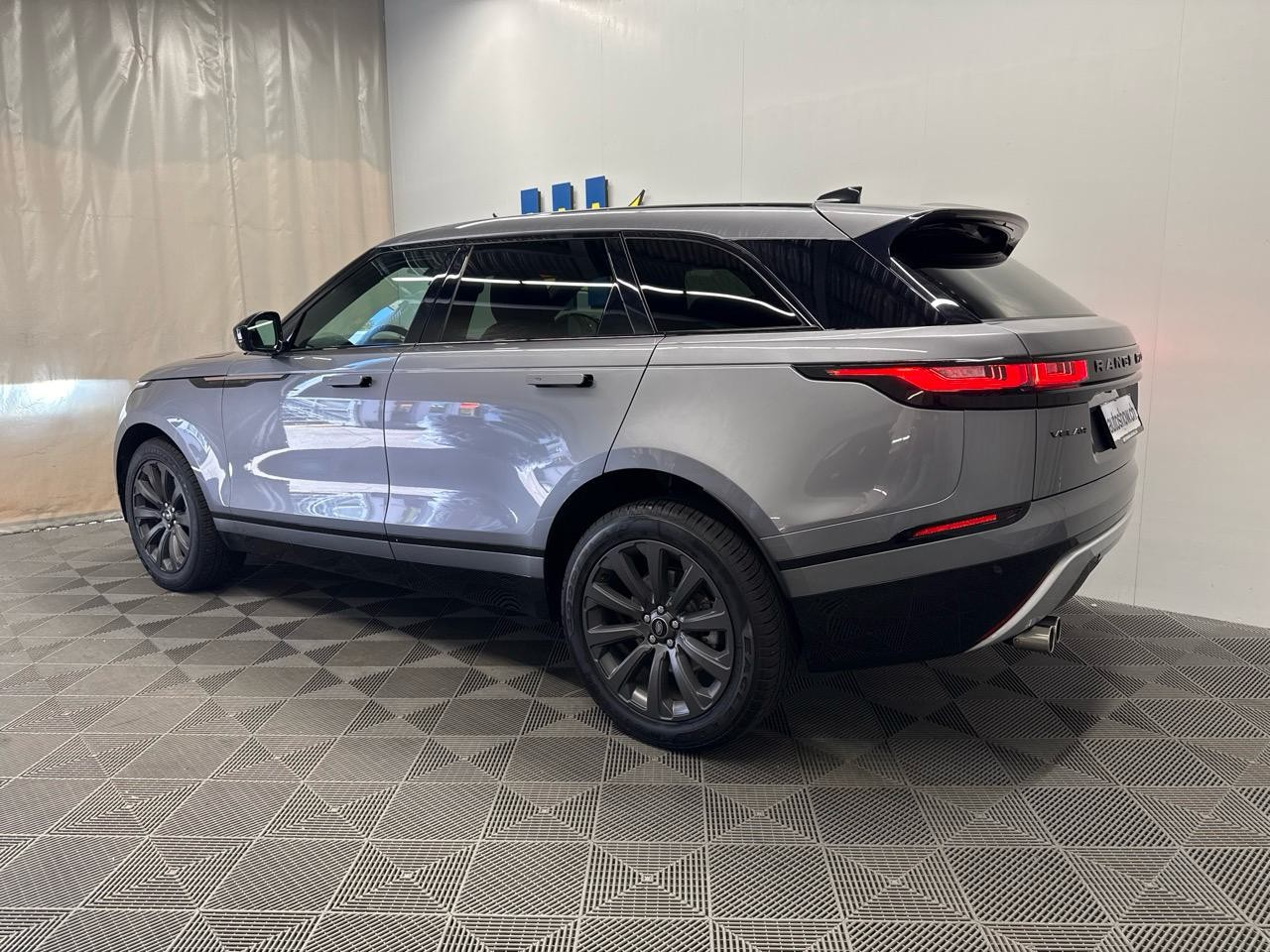 LAND ROVER Range Rover Velar D 200 R-Dynamic SE ic-showroom-element-1