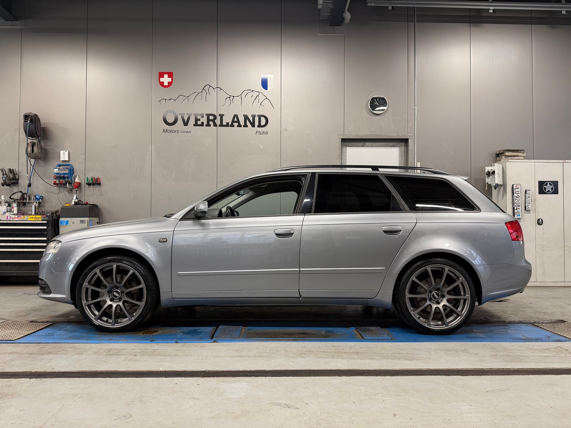 AUDI A4 Avant 2.0 Turbo FSI quattro-showroom-element-1