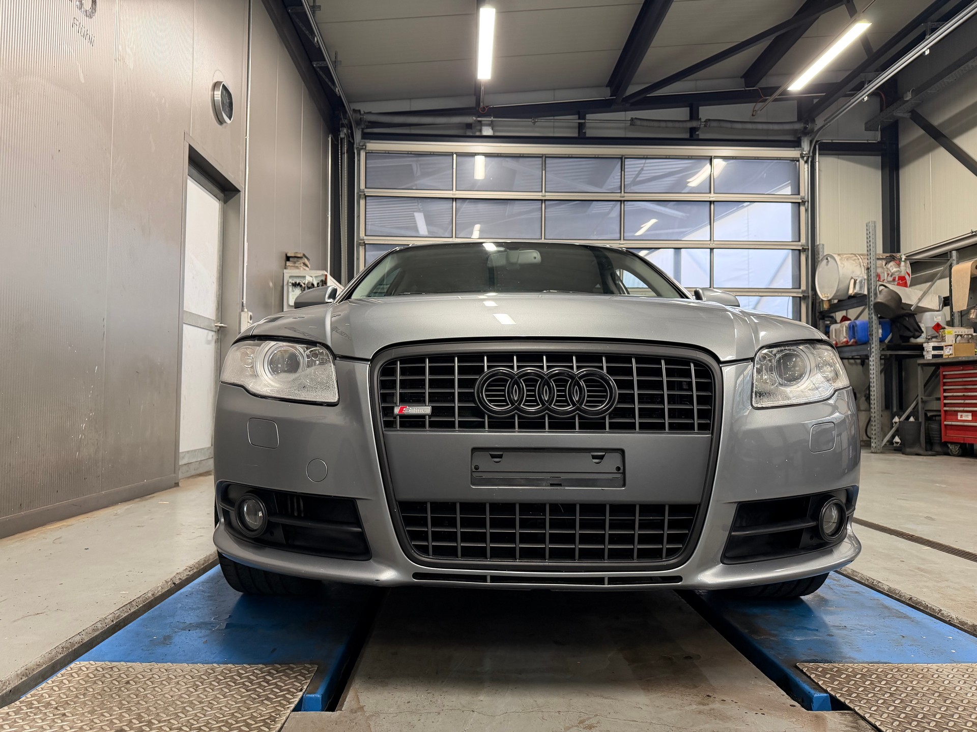 AUDI A4 Avant 2.0 Turbo FSI quattro-image-6