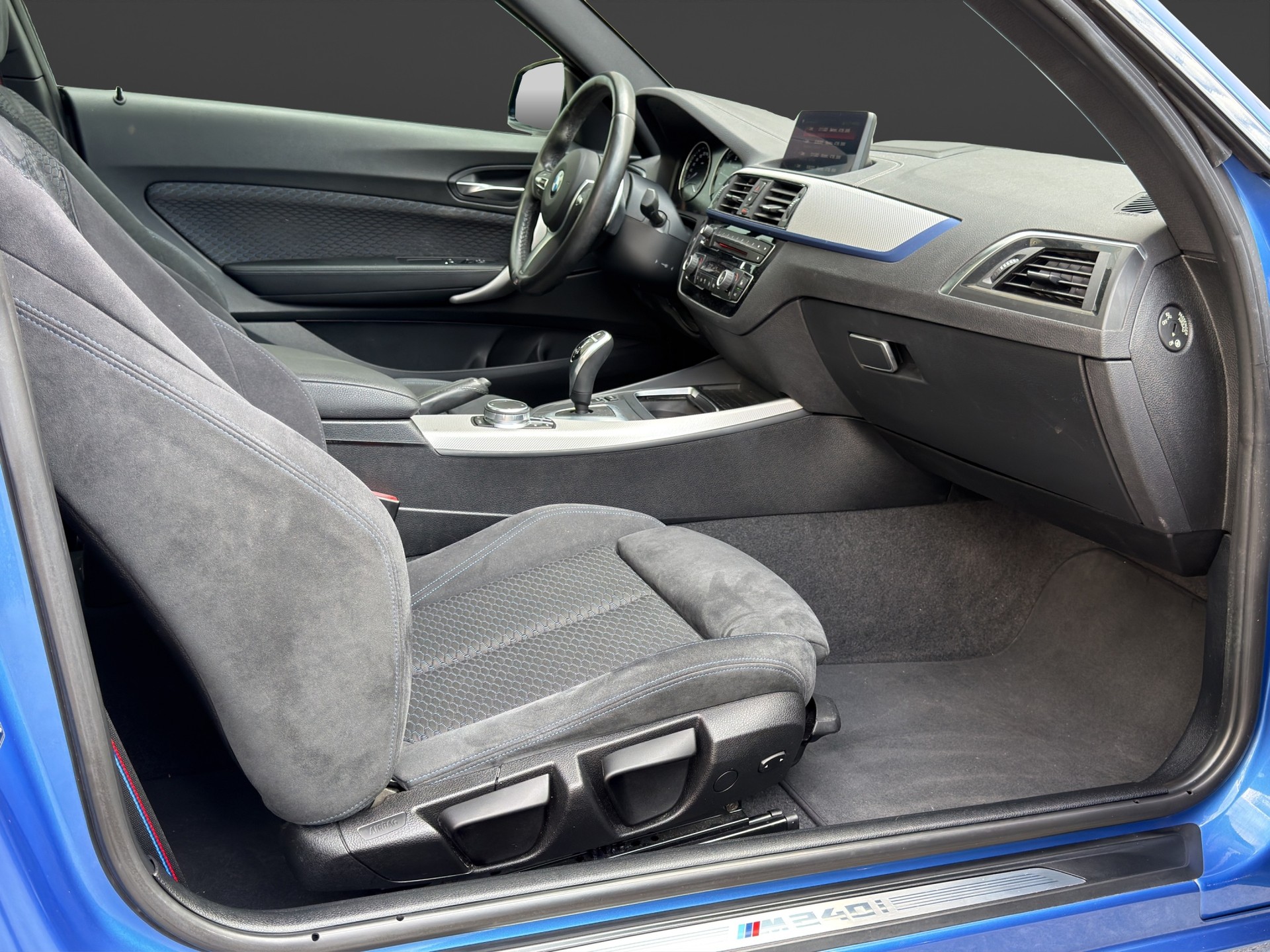 BMW M240i xDrive Steptronic-image-11