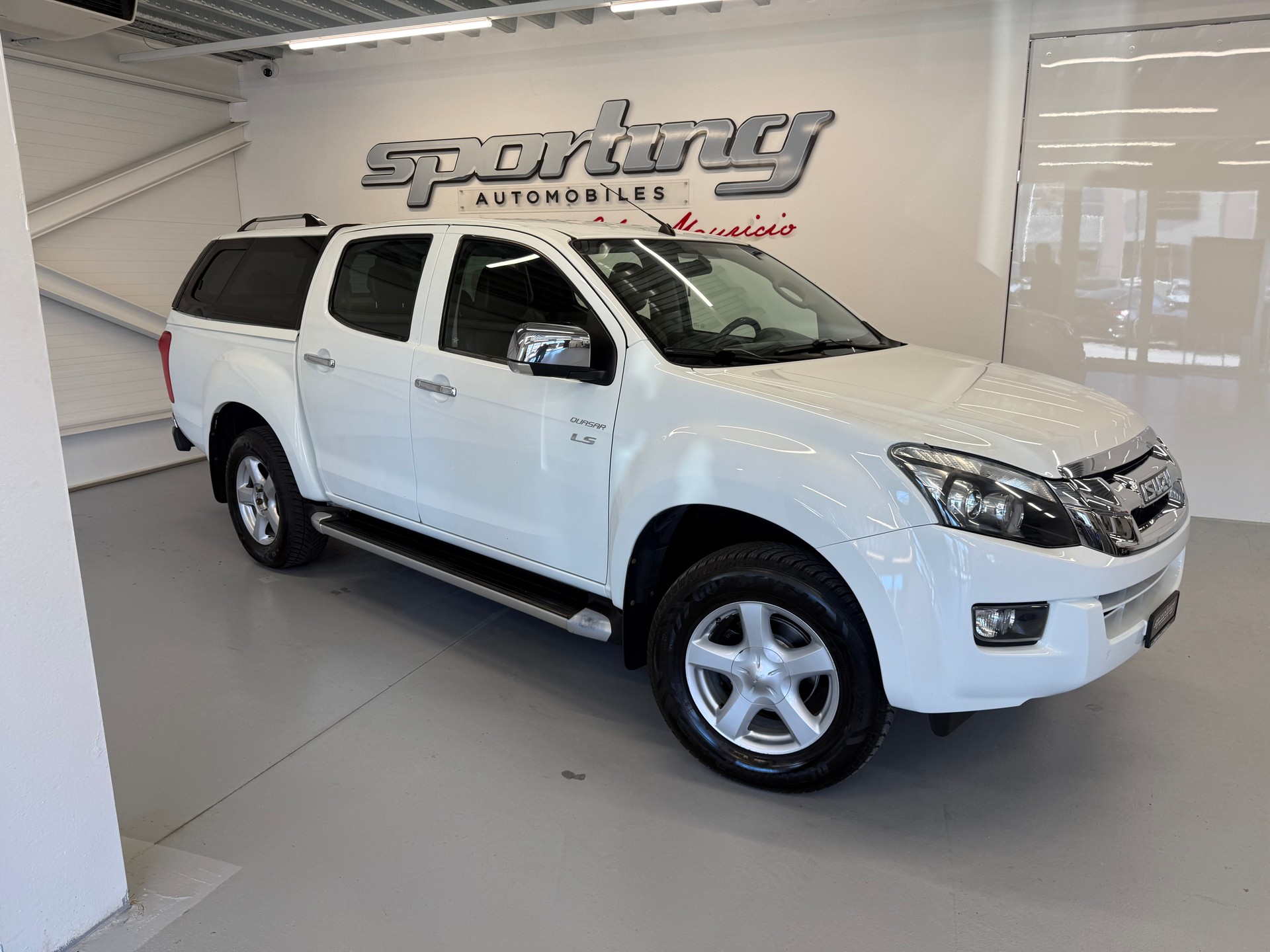 ISUZU D-MAX 2.5 Crew Cab Solar 4x4 A-showroom-element-1