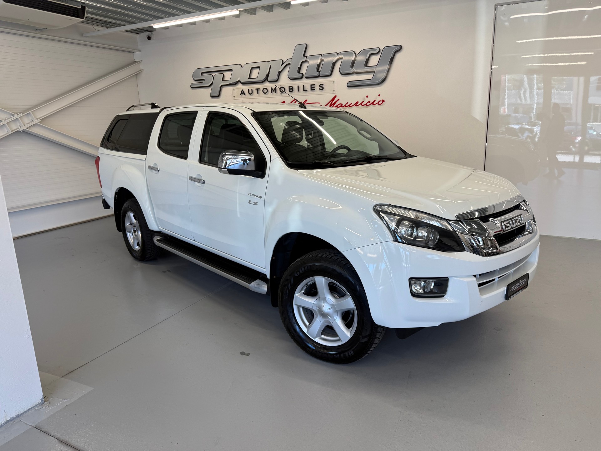 ISUZU D-MAX 2.5 Crew Cab Solar 4x4 A-showroom-element-2