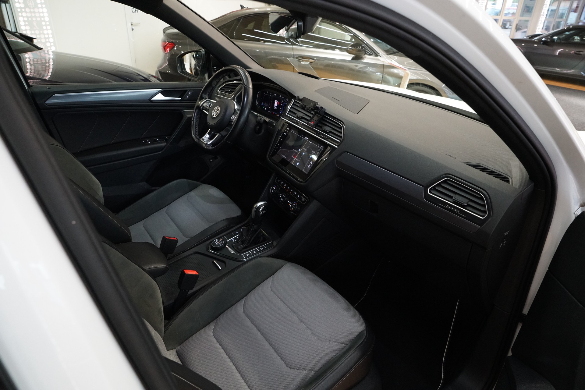 VW Tiguan 2.0 TDI SCR R-Line 4Motion DSG-image-11