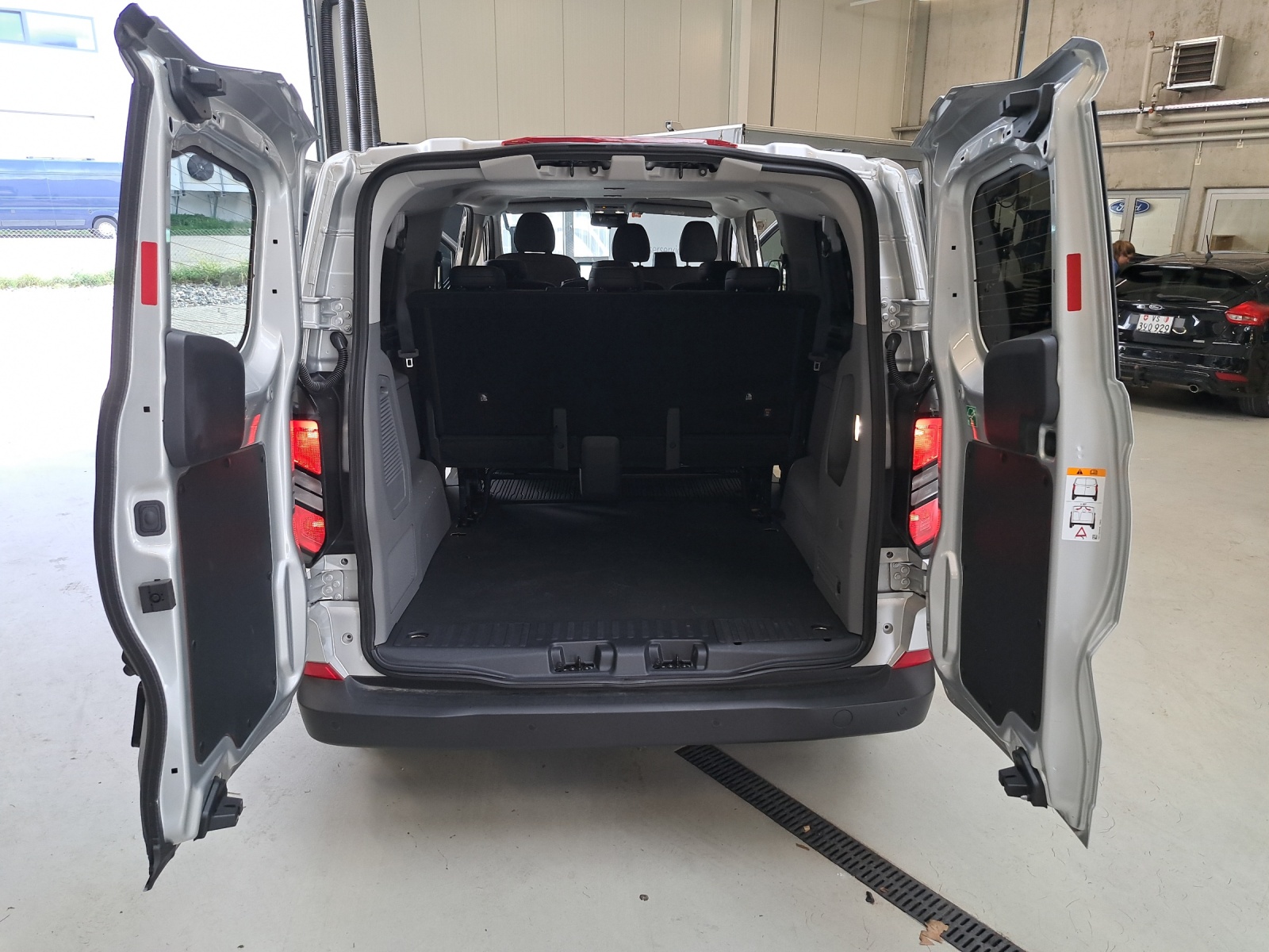 FORD Transit Custom Combi 320 L2H1 Trend Automatique-image-5