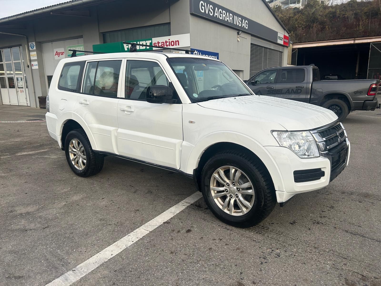 MITSUBISHI Pajero 3.2 DI-D Professional Plus-image-1