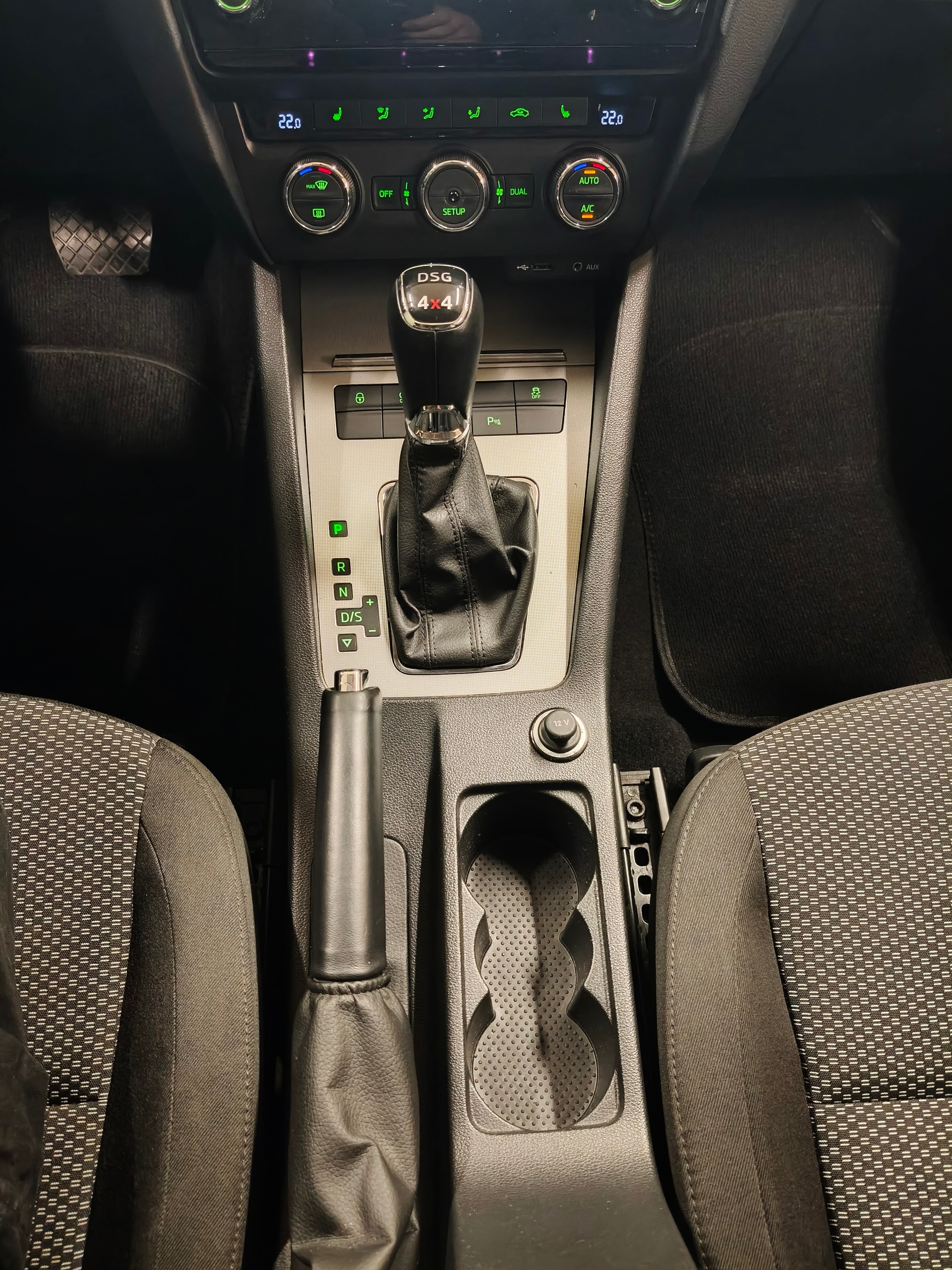 SKODA Octavia Combi 2.0 TDI Ambition 4x4 DSG-image-29