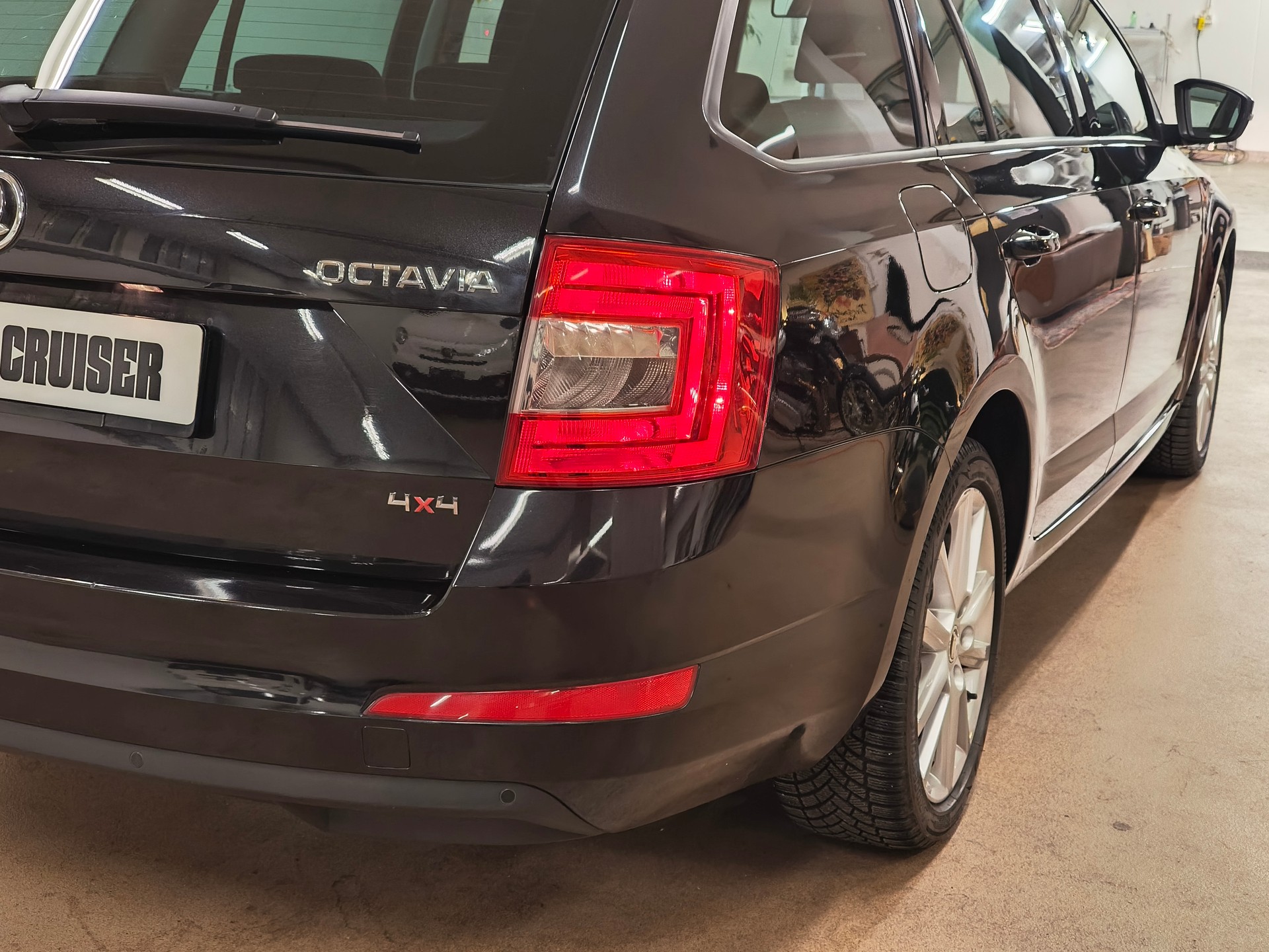 SKODA Octavia Combi 2.0 TDI Ambition 4x4 DSG-image-8