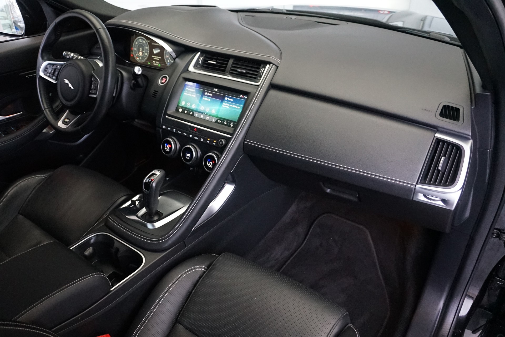 JAGUAR E-Pace P250 R-Dynamic SE AWD aus erster Hand!! 100% Benziner-image-14