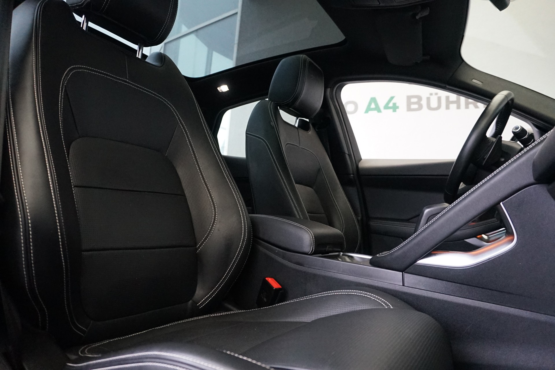 JAGUAR E-Pace P250 R-Dynamic SE AWD aus erster Hand!! 100% Benziner-image-20