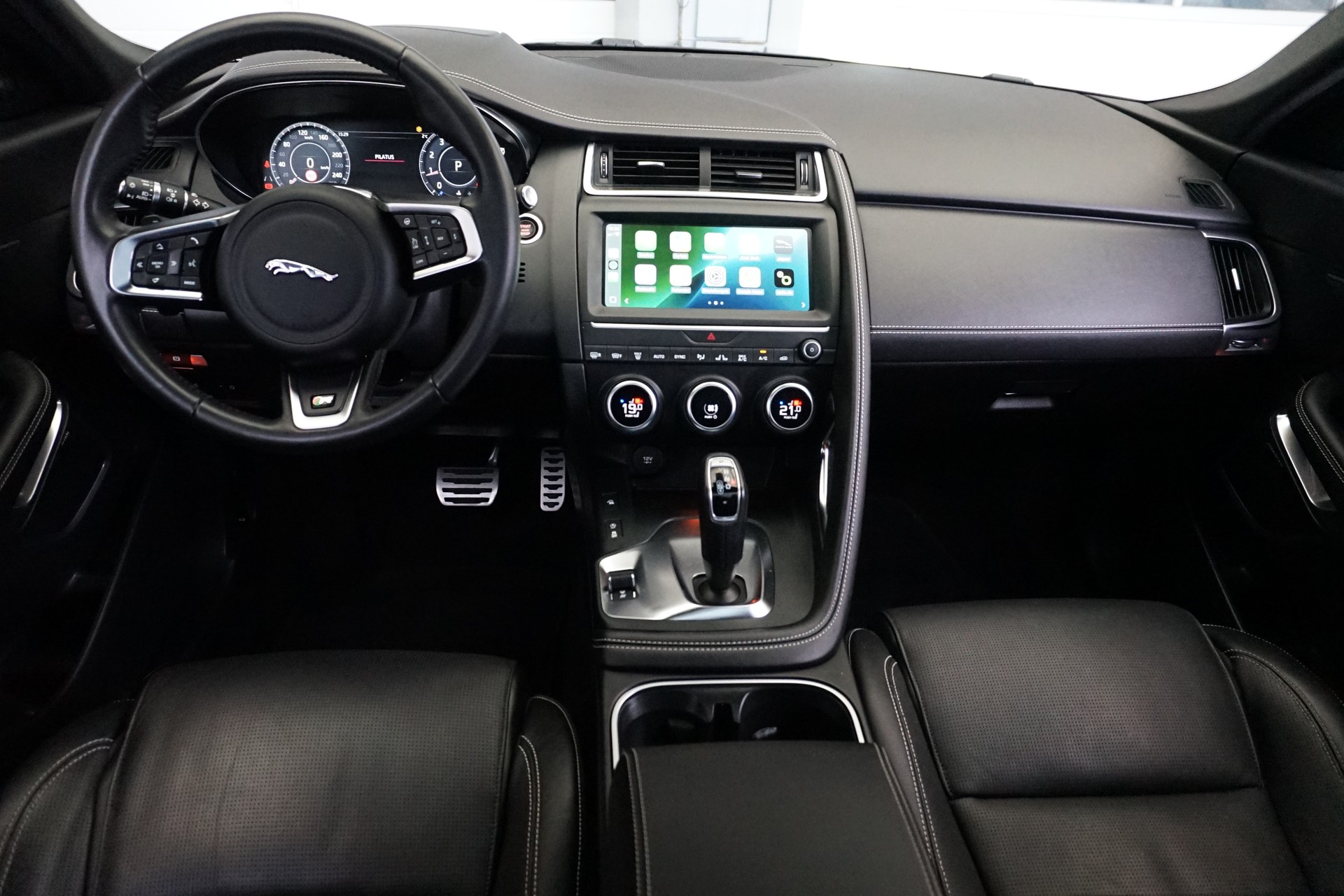 JAGUAR E-Pace P250 R-Dynamic SE AWD aus erster Hand!! 100% Benziner-image-12