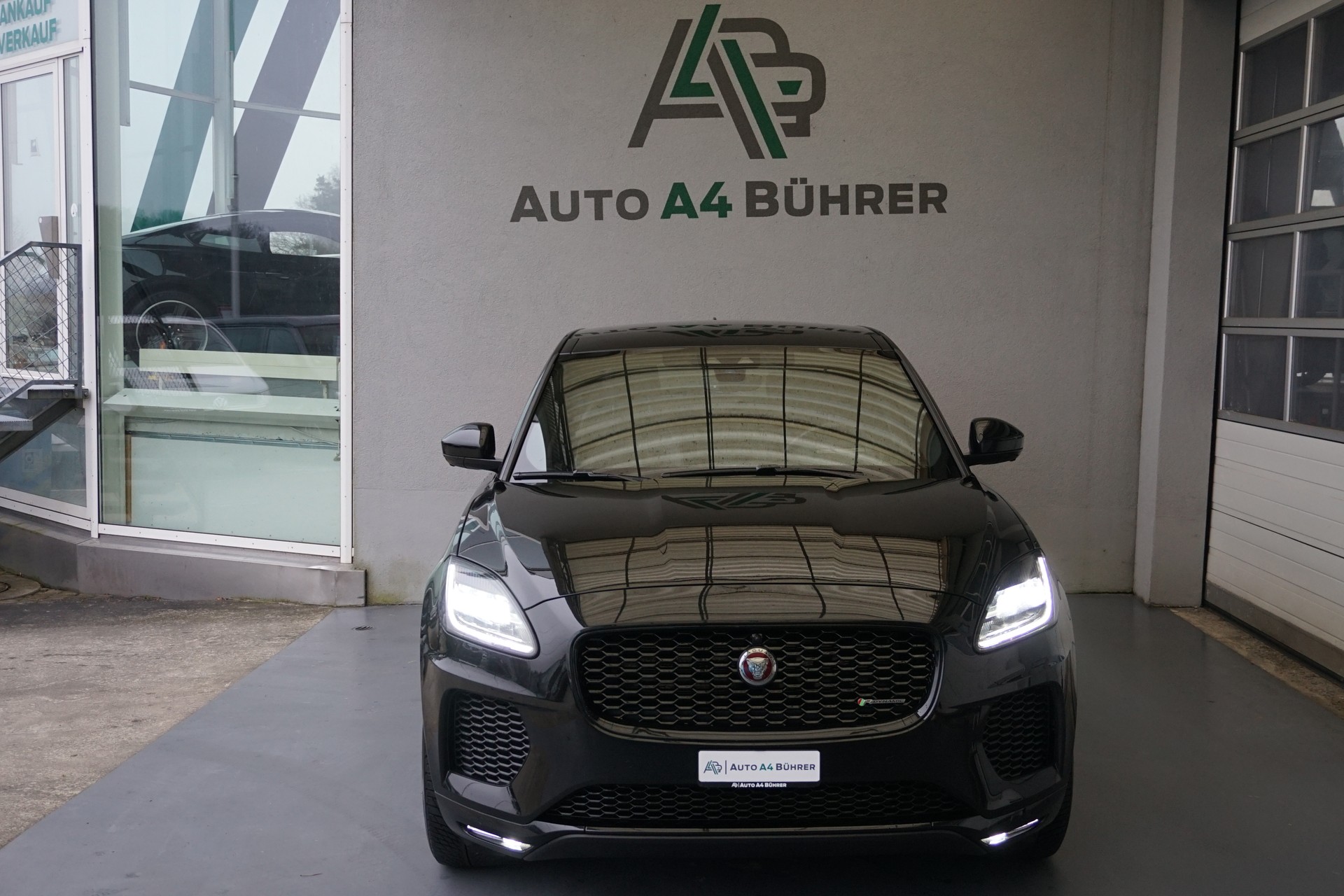 JAGUAR E-Pace P250 R-Dynamic SE AWD aus erster Hand!! 100% Benziner-image-8