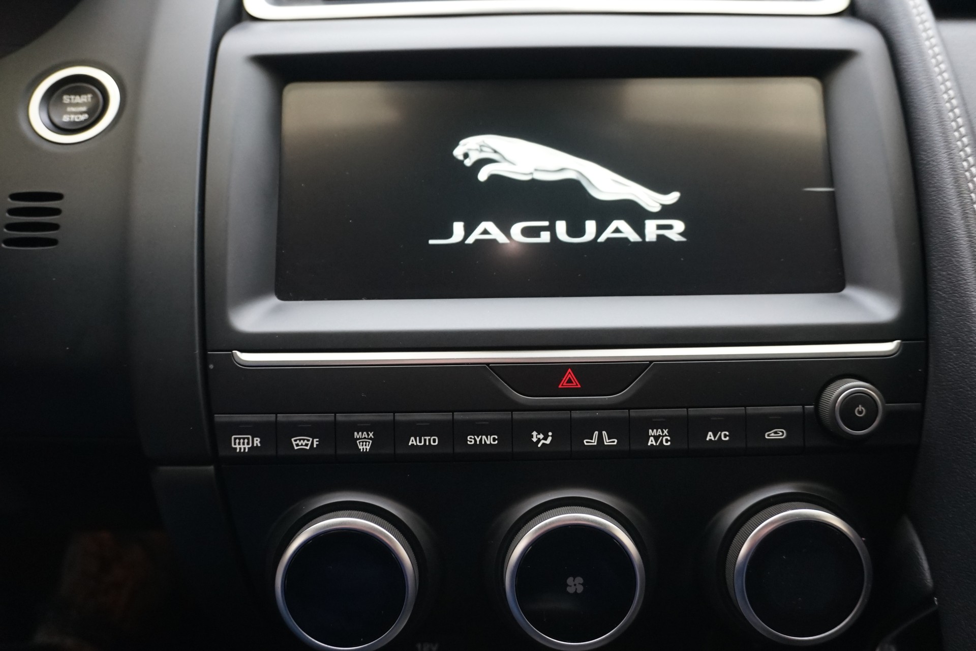 JAGUAR E-Pace P250 R-Dynamic SE AWD aus erster Hand!! 100% Benziner-image-18