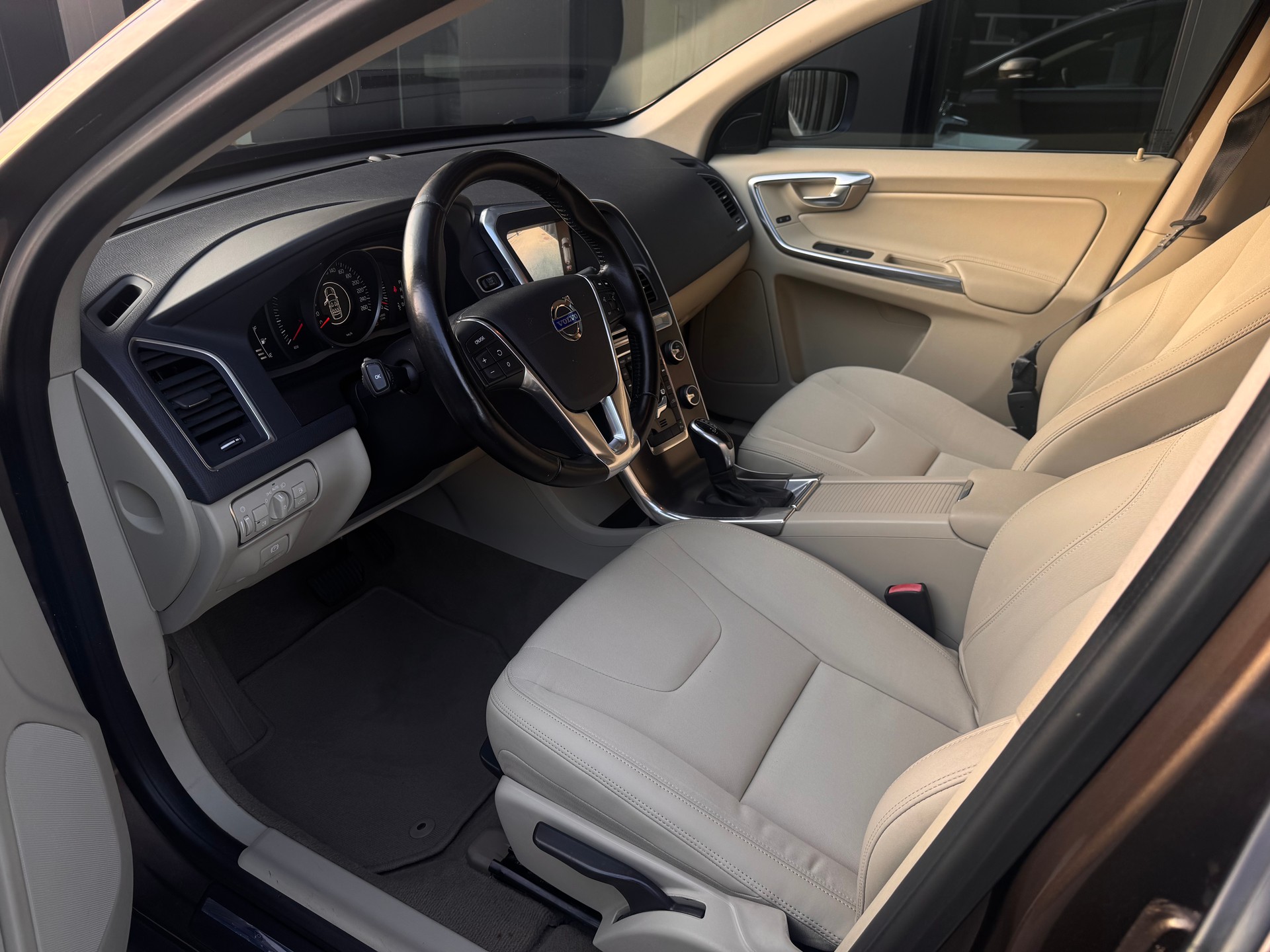 VOLVO XC60 T5 Momentum Powershift-image-12