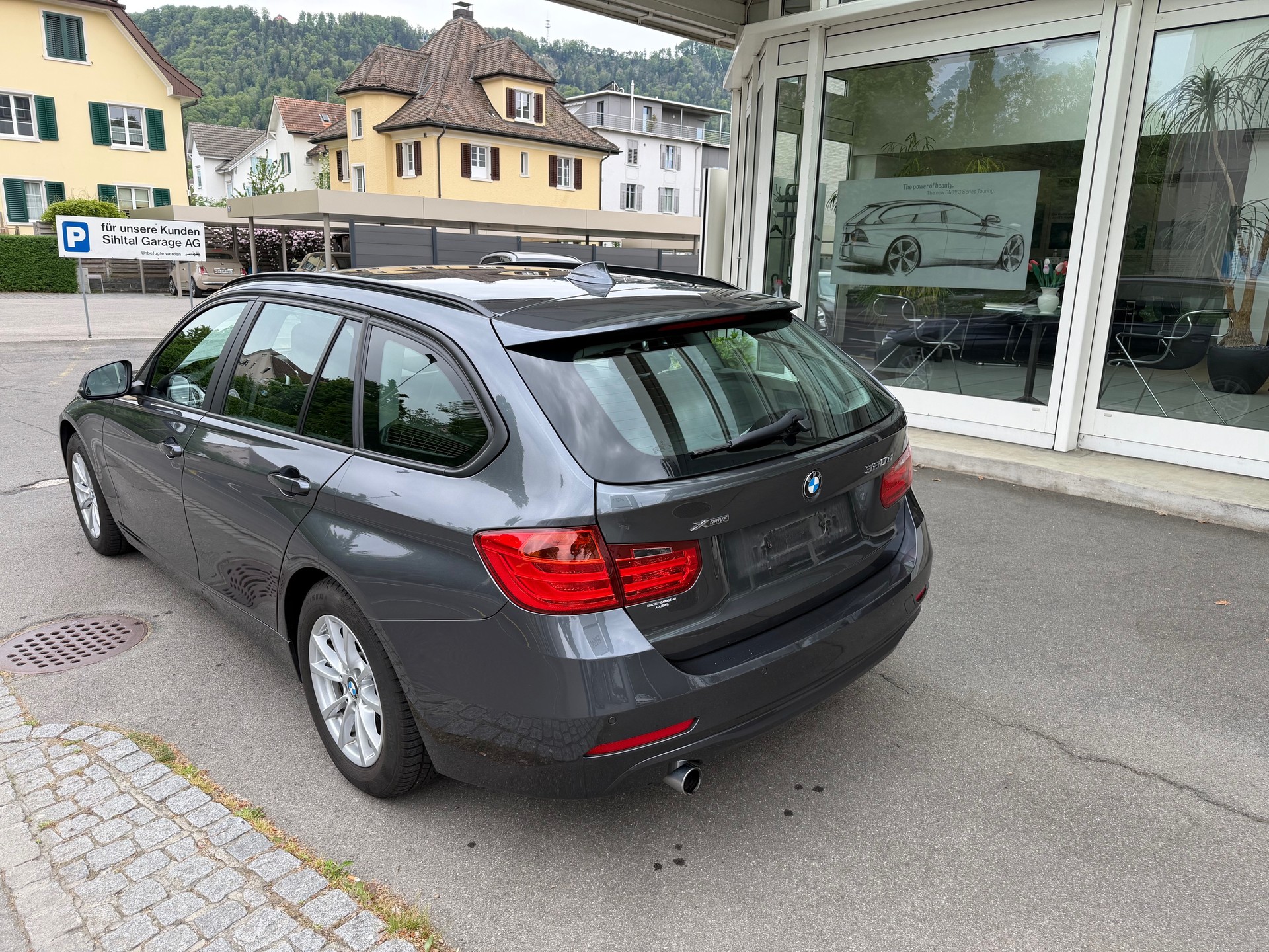 BMW 320d xDrive Touring Steptronic-showroom-element-2
