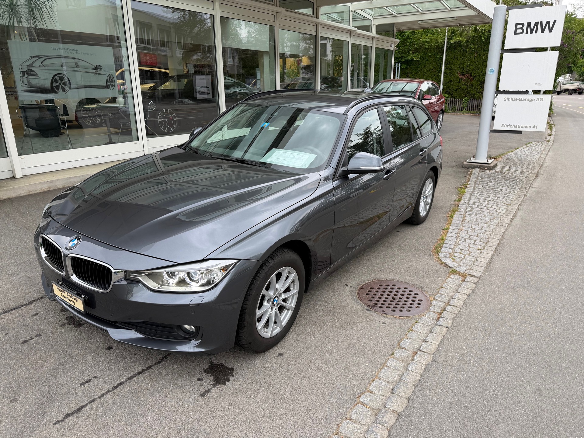 BMW 320d xDrive Touring Steptronic-showroom-element-1