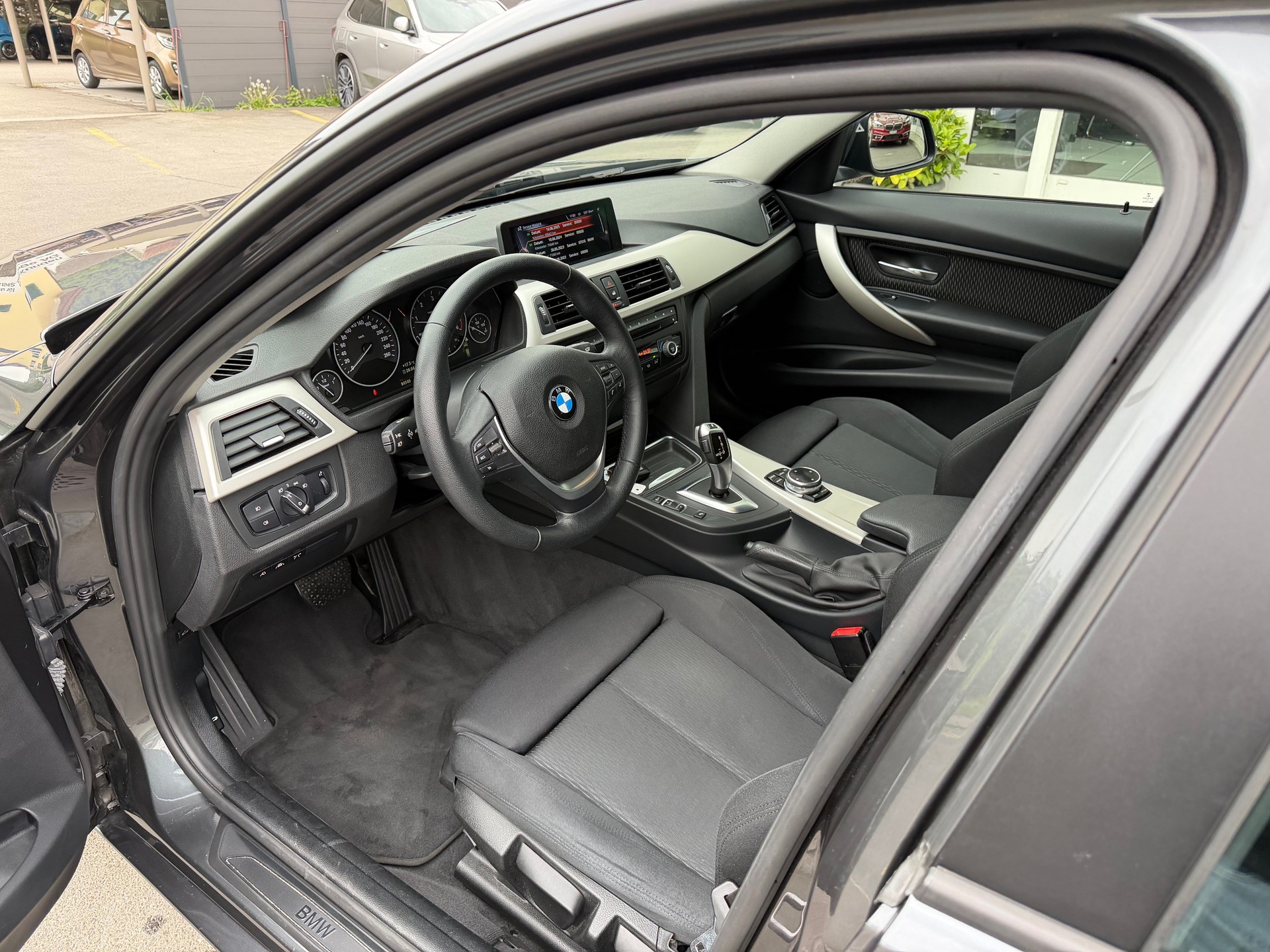 BMW 320d xDrive Touring Steptronic-image-5