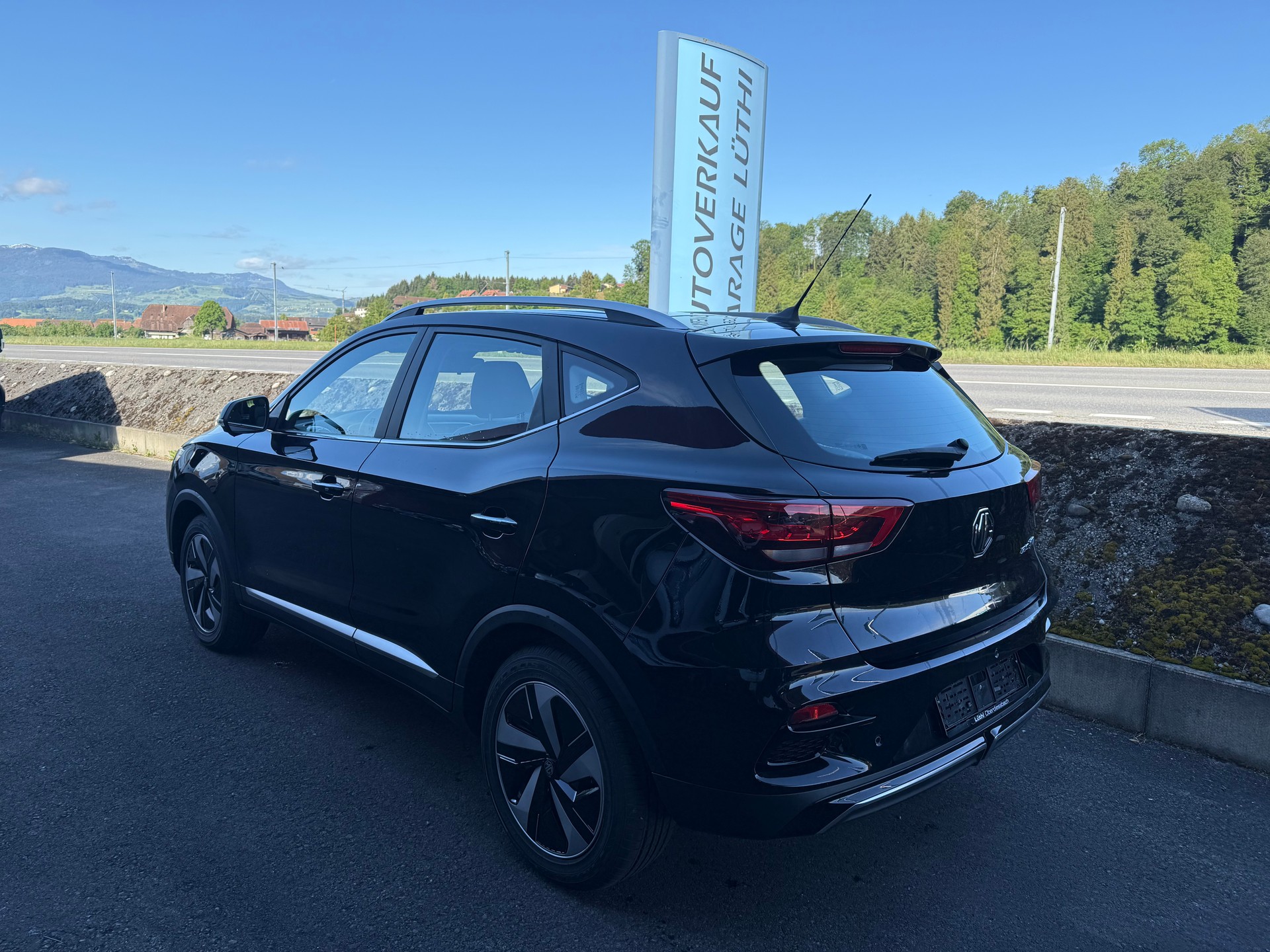 MG ZS EV 70kWh Luxury-image-1