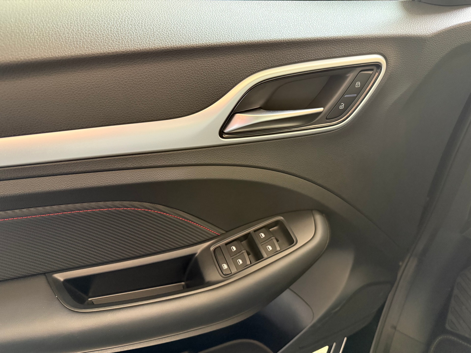 MG ZS EV 70kWh Luxury-image-8