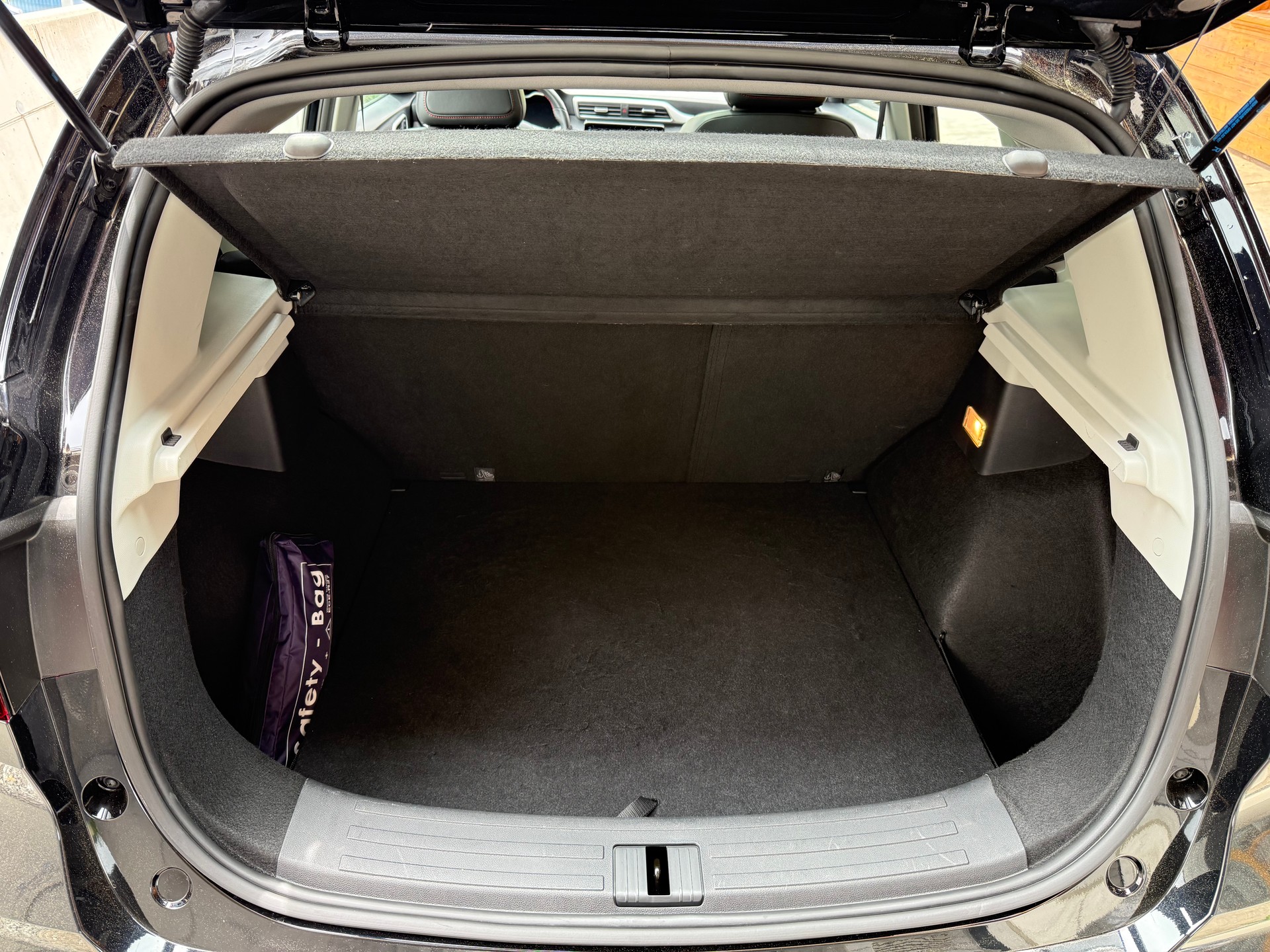 MG ZS EV 70kWh Luxury-image-10