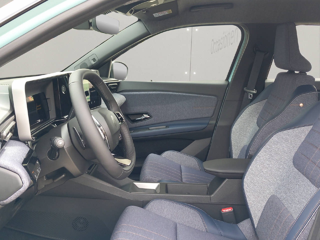 RENAULT R4 E-Tech Comfort Range techno-showroom-element-3