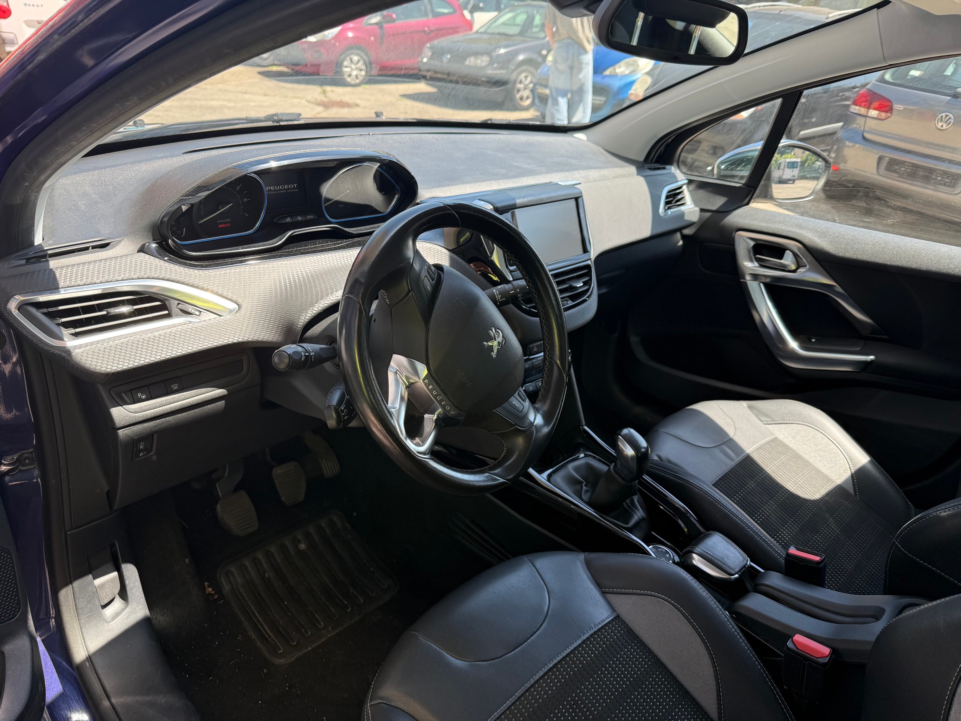 PEUGEOT 2008 1.2 PureTech Allure-image-4