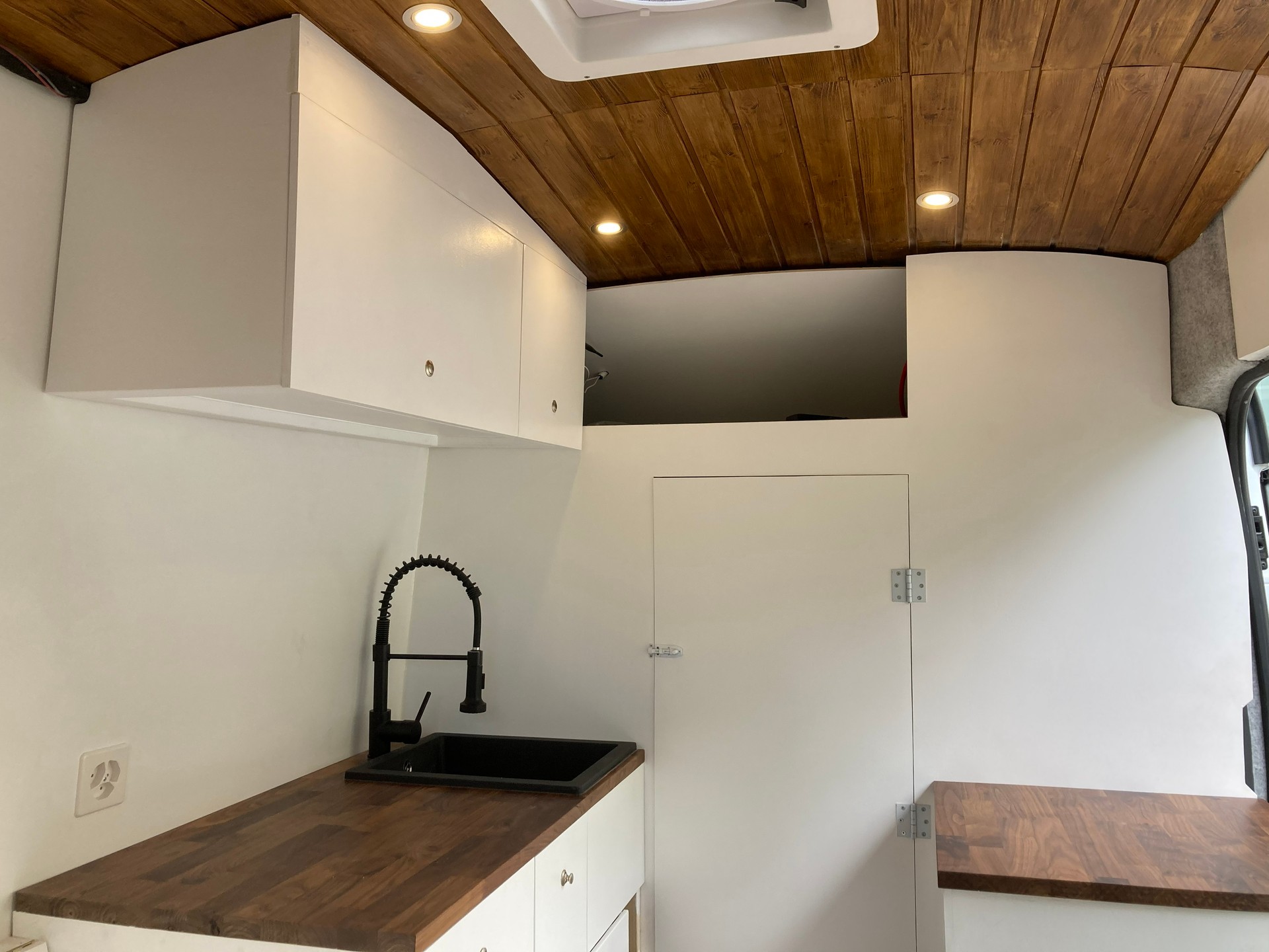 FORD Transit L2H3 Stealth Kitesurf&Family Camper 2.0 TDCi-image-4