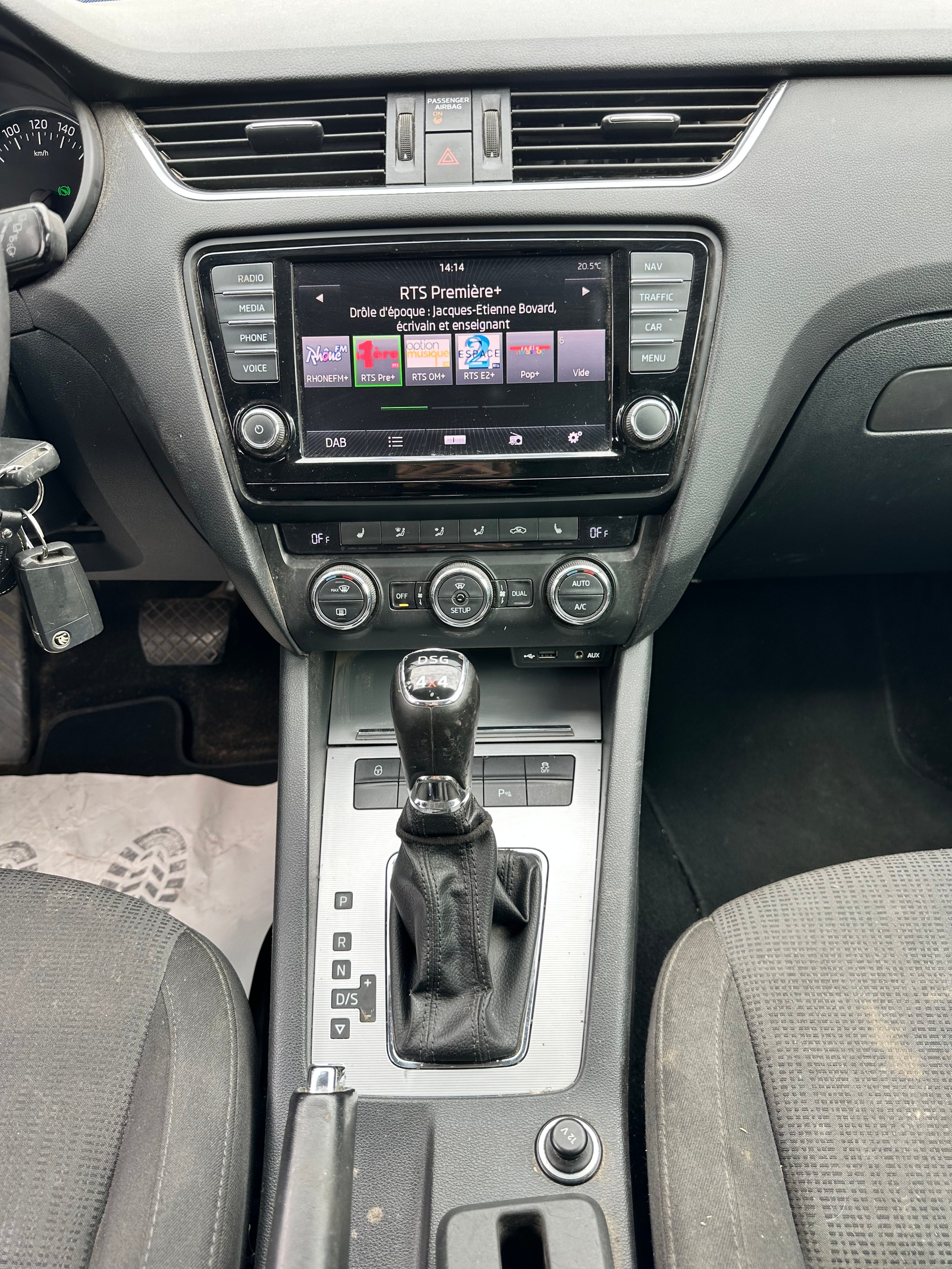 SKODA Octavia Combi 1.8 TSI Elegance 4x4 DSG-image-13