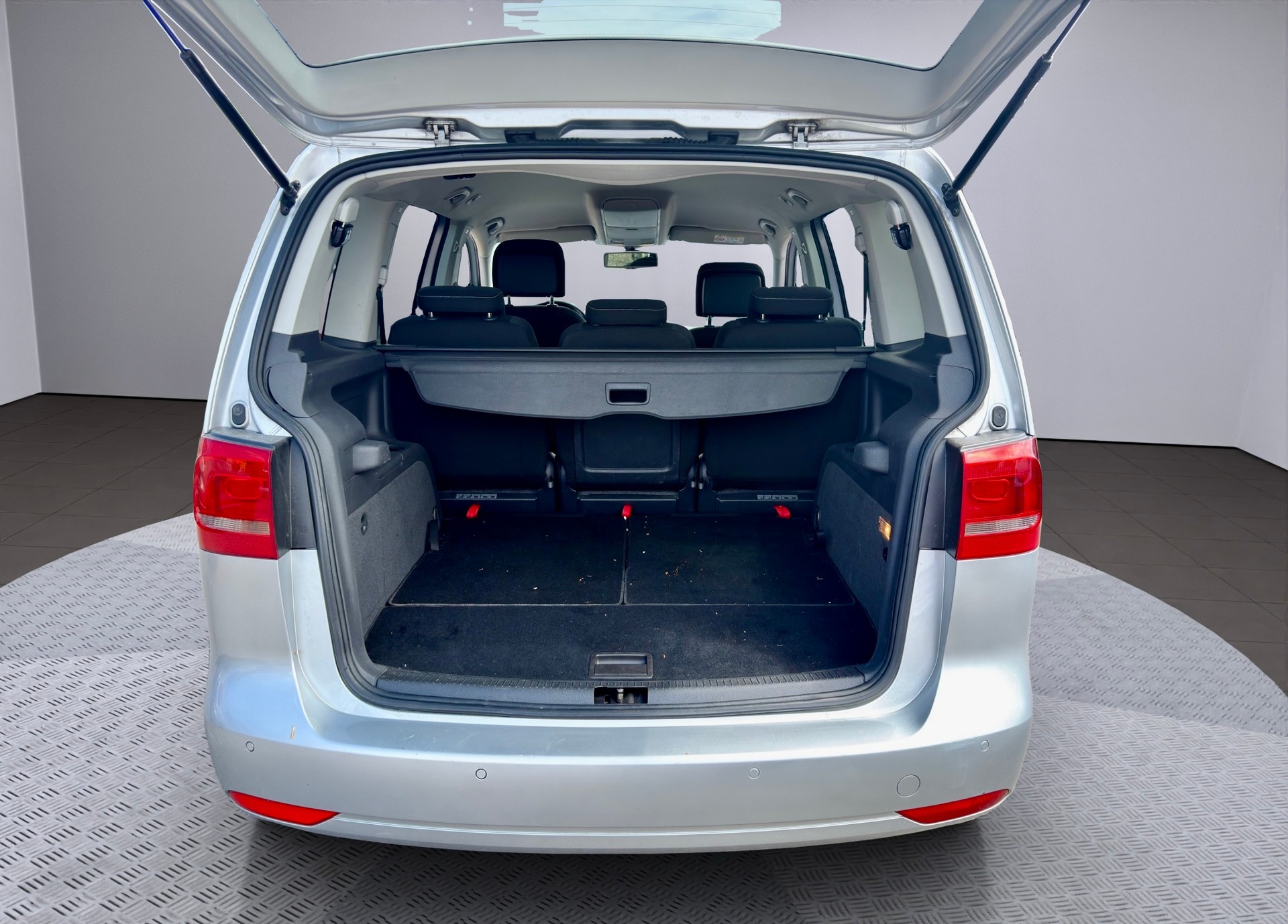 VW Touran 2.0 TDI R-Line DSG 7 Plätze-image-8