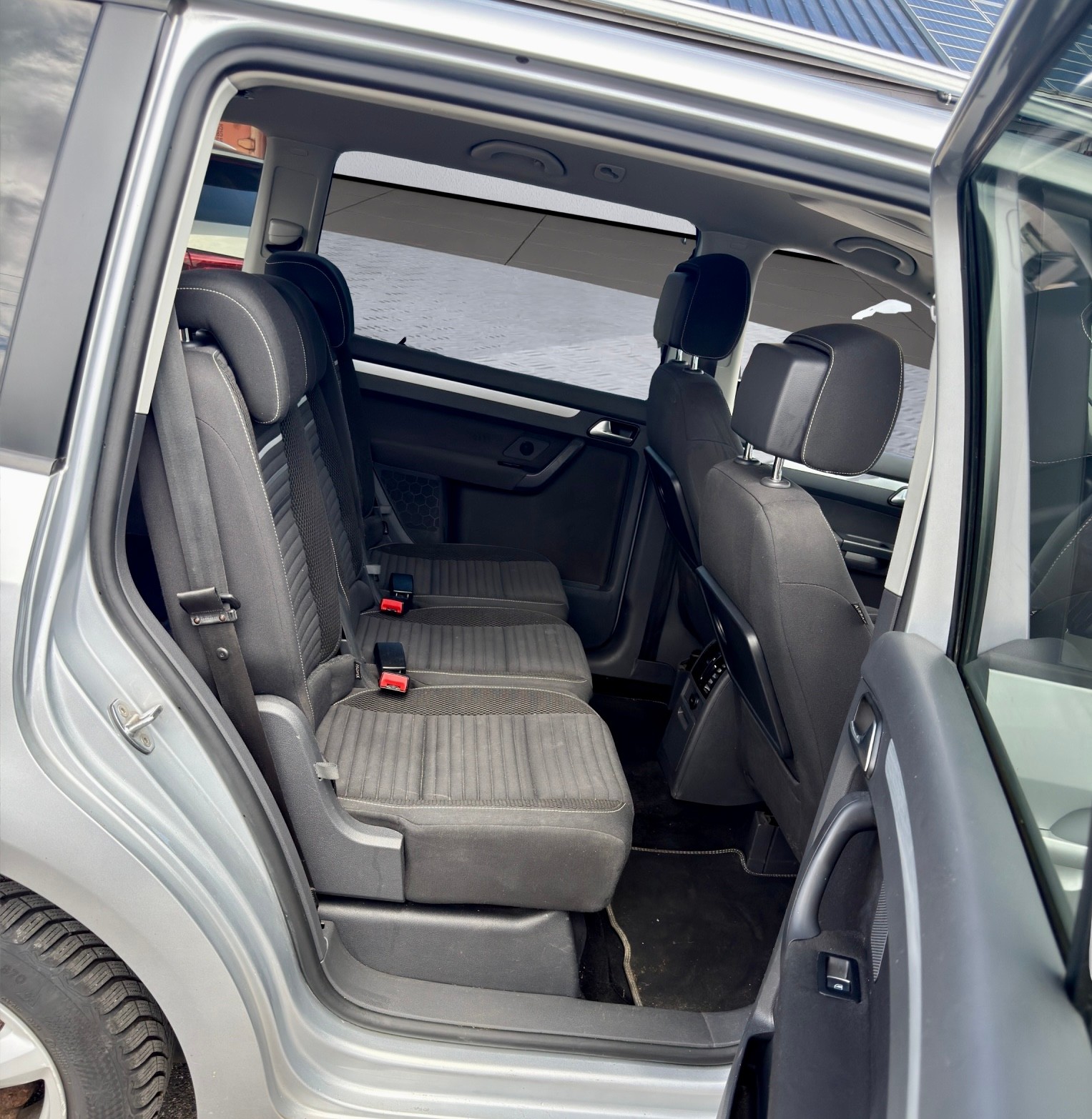 VW Touran 2.0 TDI R-Line DSG 7 Plätze-image-11