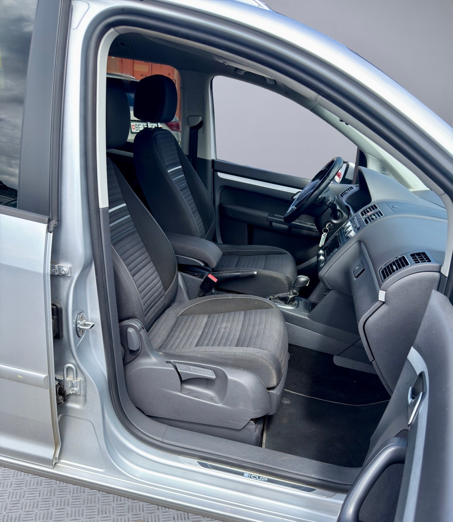 VW Touran 2.0 TDI R-Line DSG 7 Plätze-image-10