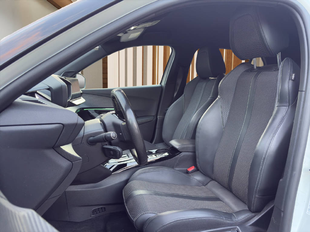 PEUGEOT 2008 e-GT-image-8