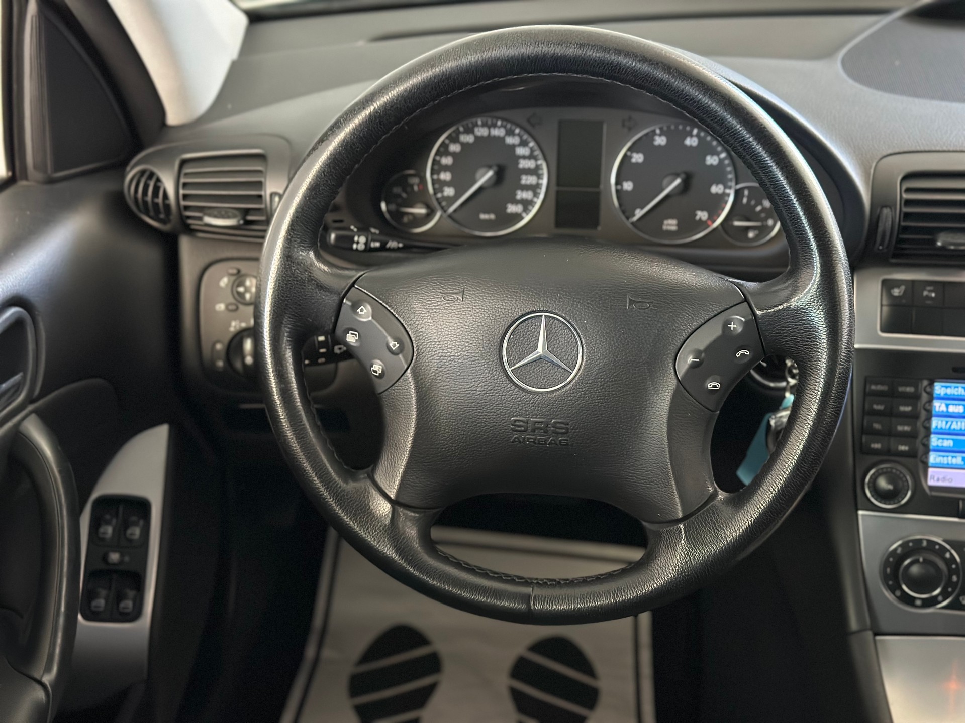 MERCEDES-BENZ C 230 Avantgarde-image-12