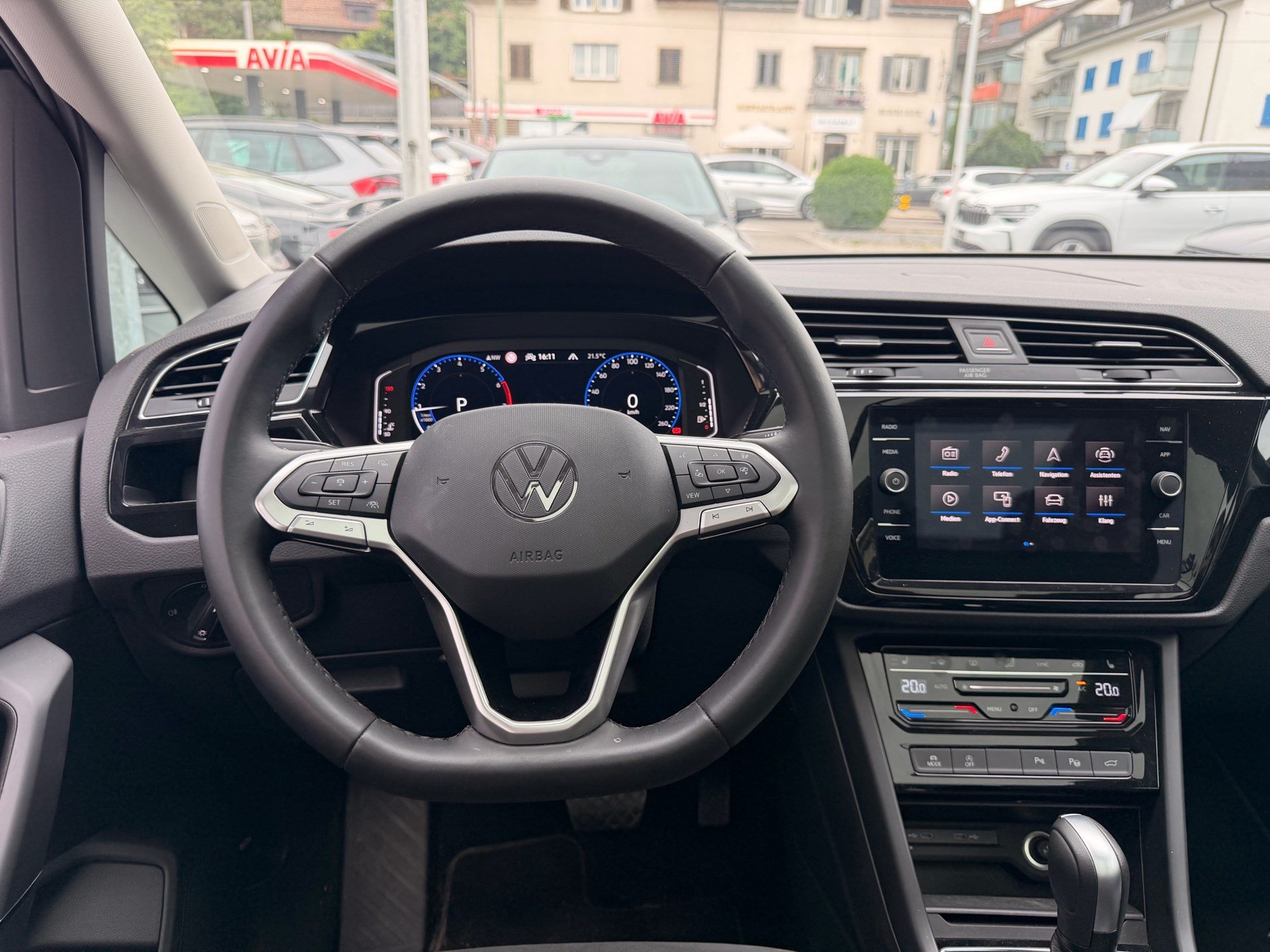 VW Touran 1.5 TSI Highline R-LINE *** TOPAUSGESTATTETER FAMILIENWAGEN ***-image-8