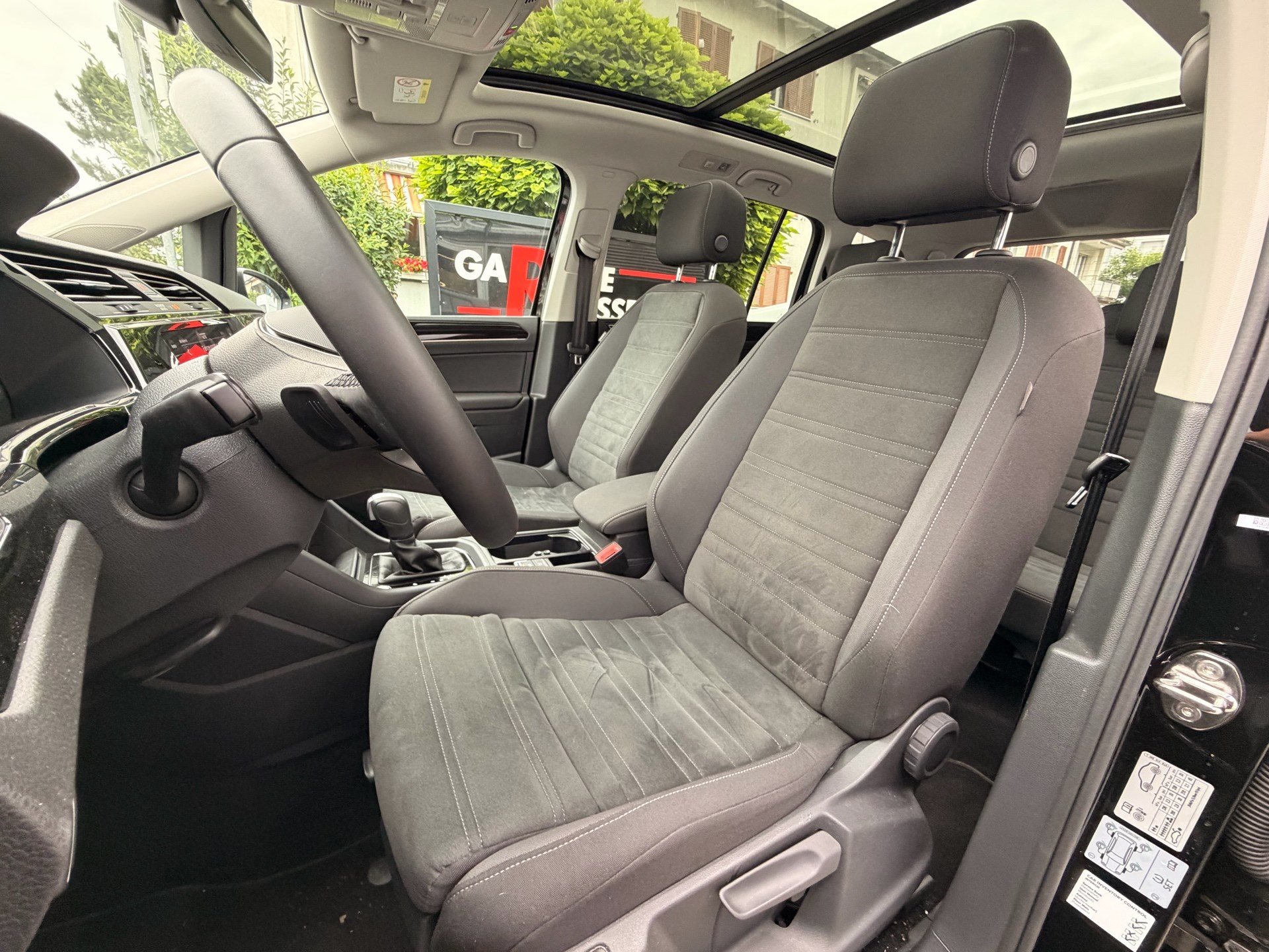 VW Touran 1.5 TSI Highline R-LINE *** TOPAUSGESTATTETER FAMILIENWAGEN ***-image-7
