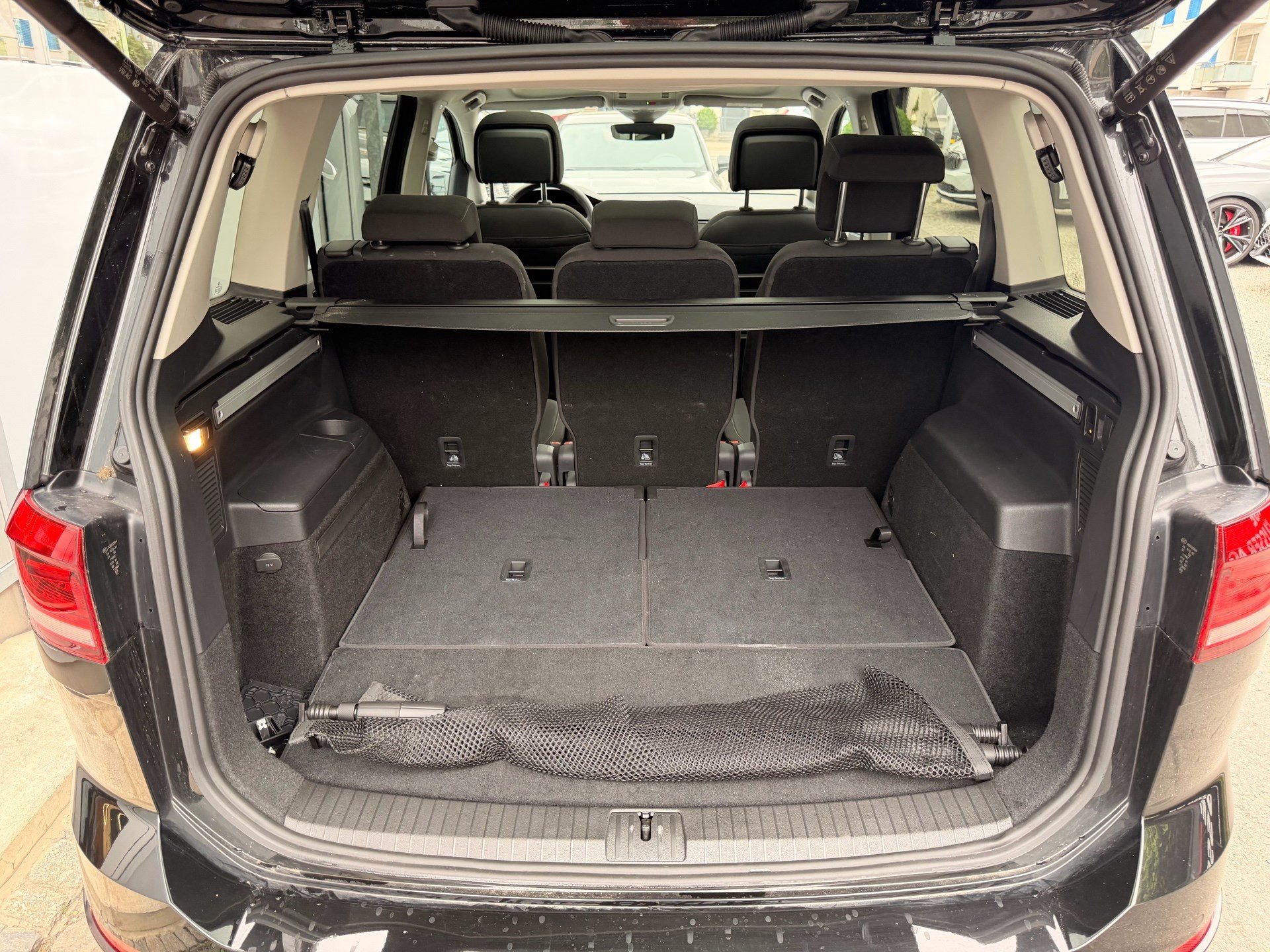 VW Touran 1.5 TSI Highline R-LINE *** TOPAUSGESTATTETER FAMILIENWAGEN ***-image-28