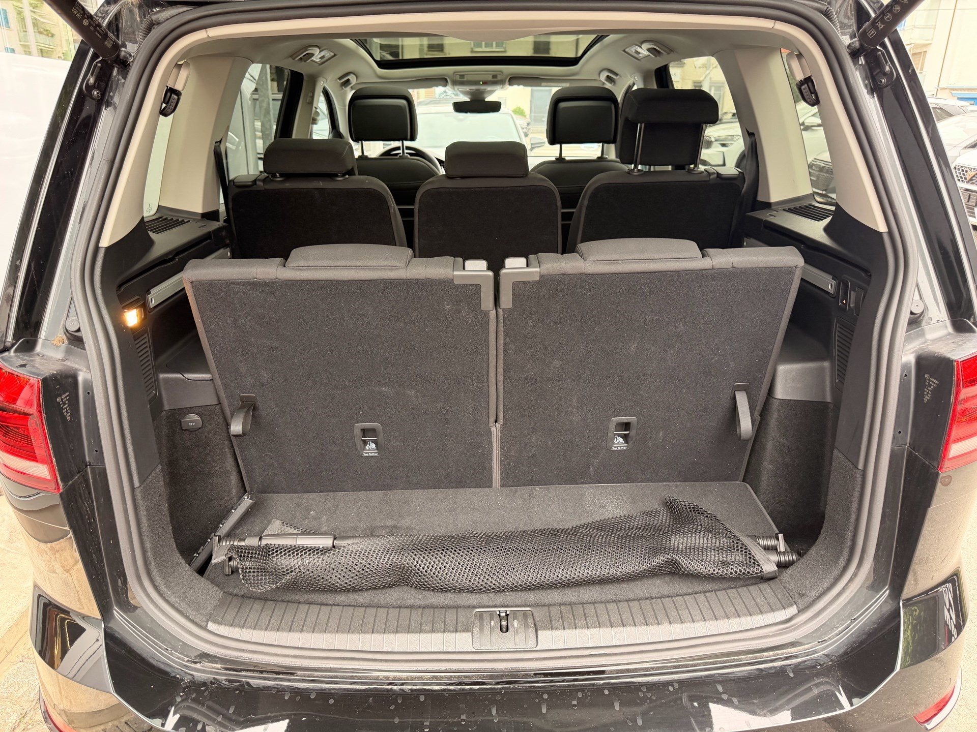 VW Touran 1.5 TSI Highline R-LINE *** TOPAUSGESTATTETER FAMILIENWAGEN ***-image-27