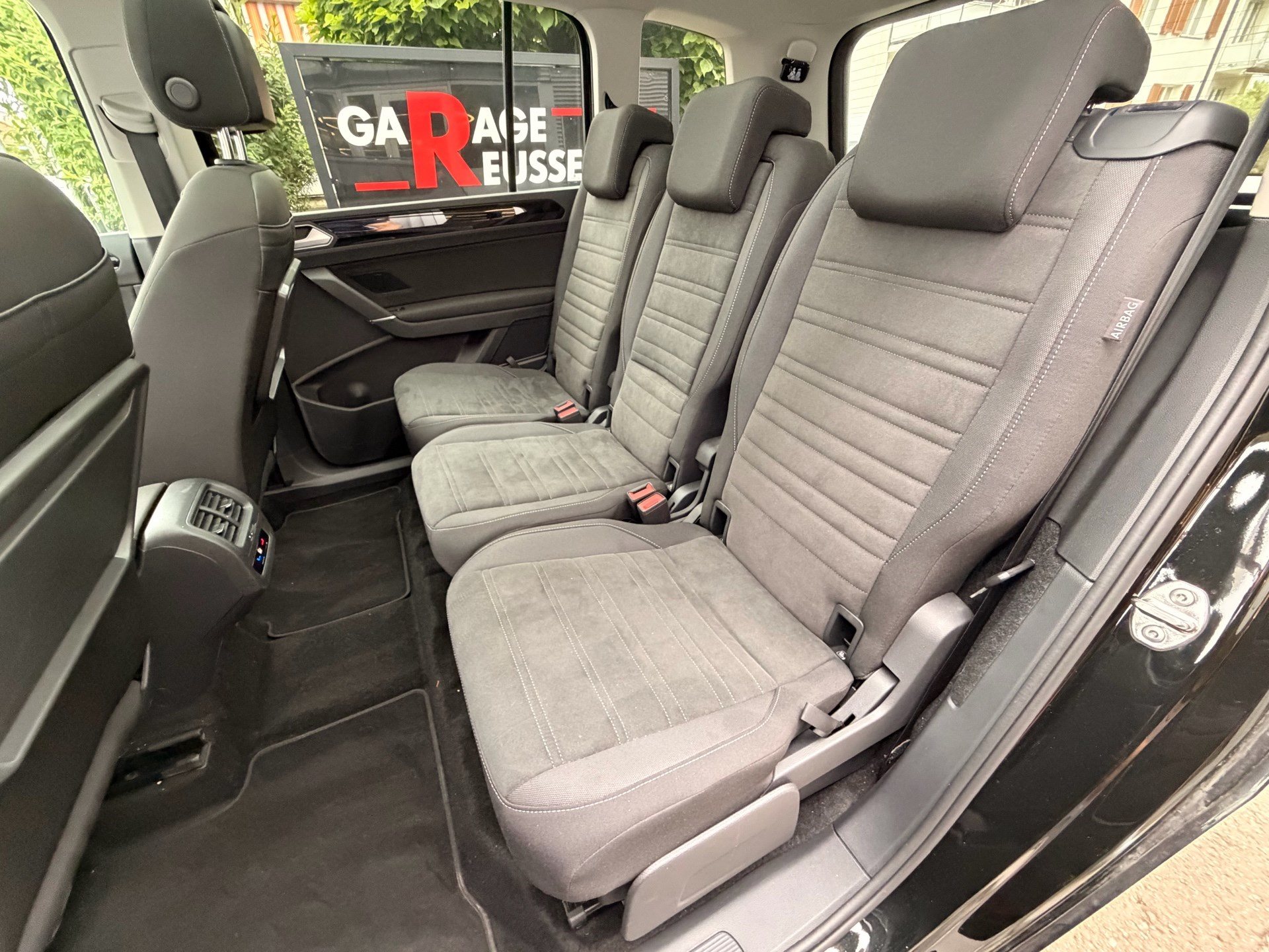 VW Touran 1.5 TSI Highline R-LINE *** TOPAUSGESTATTETER FAMILIENWAGEN ***-image-26