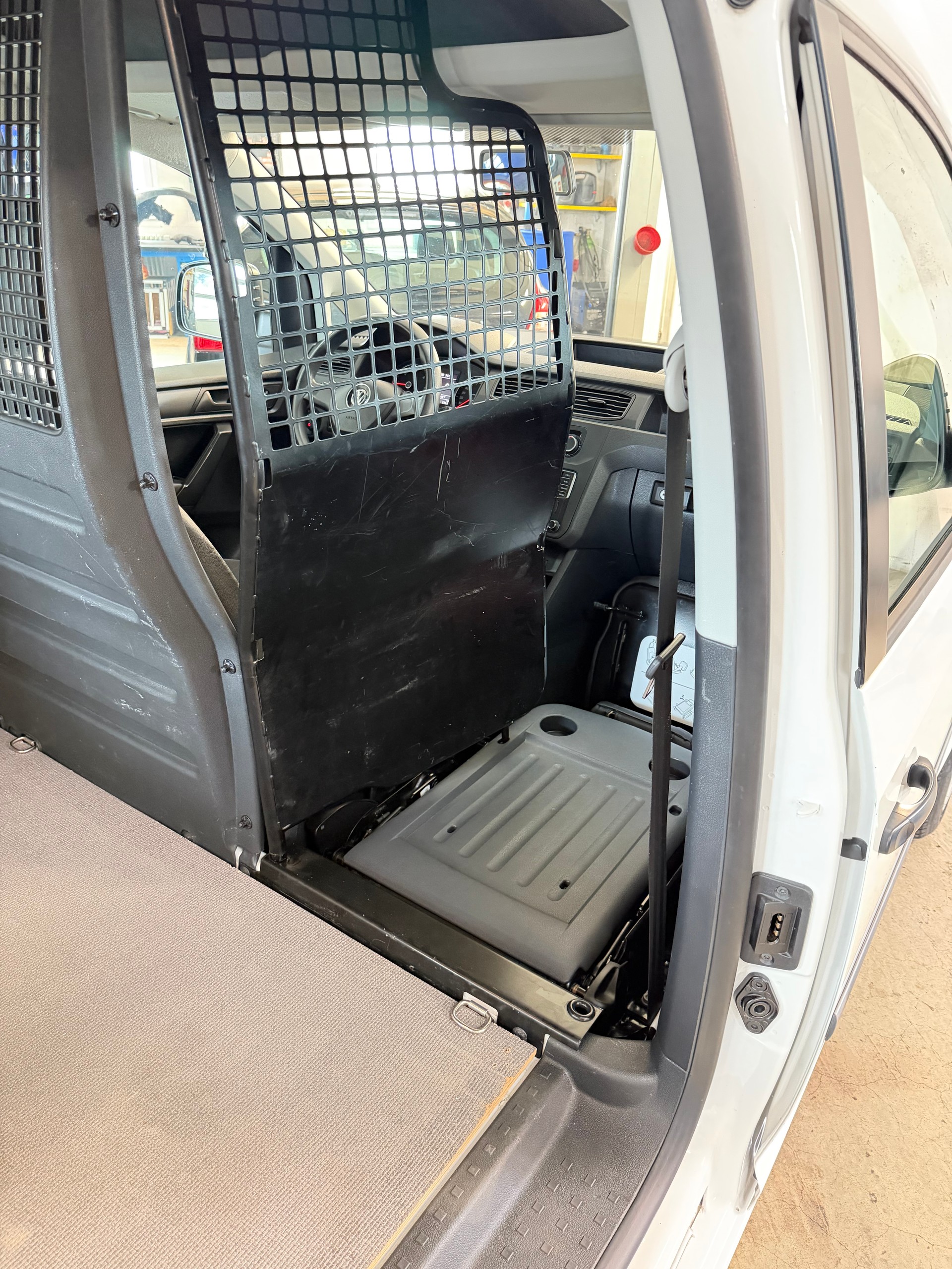 VW Caddy 2.0TDI BlueMotion Technology-image-16