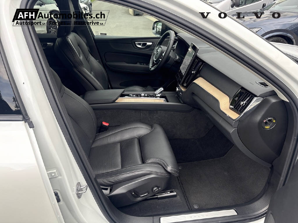 VOLVO XC60 2.0 T6 TE Plus Dark eAWD-image-9