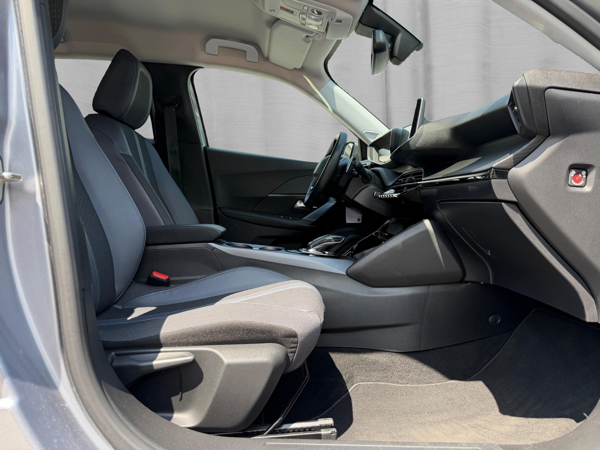 PEUGEOT 2008 1.2 PureTech Allure Pack EAT8-image-13