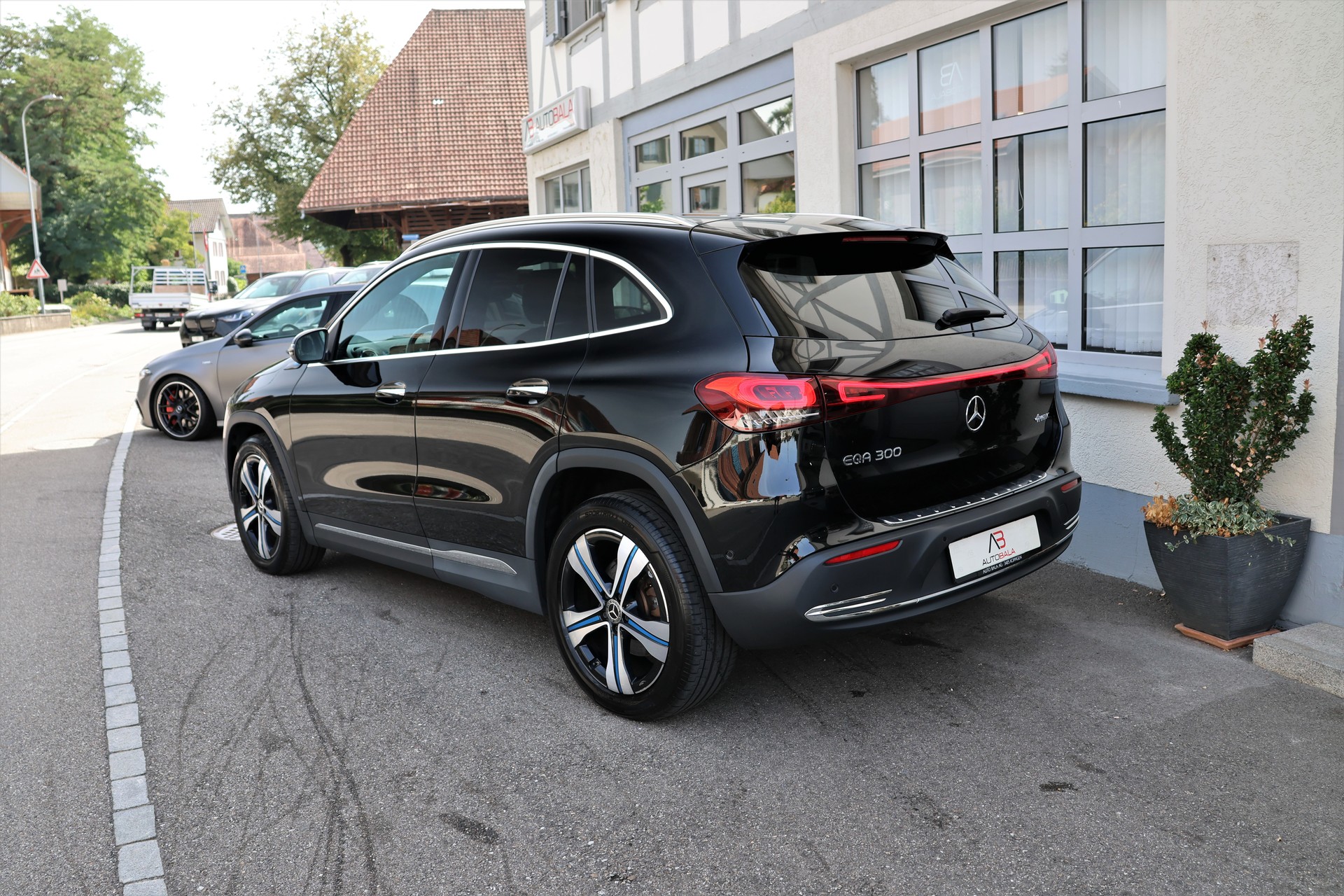 MERCEDES-BENZ EQA 300 4Matic (CH)-image-7