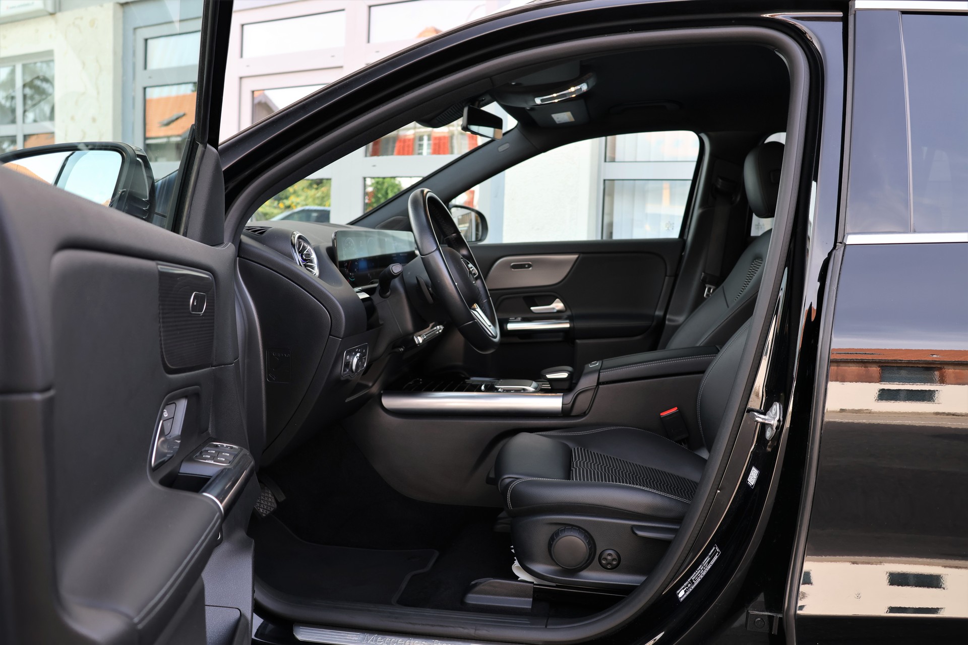 MERCEDES-BENZ EQA 300 4Matic (CH)-image-9