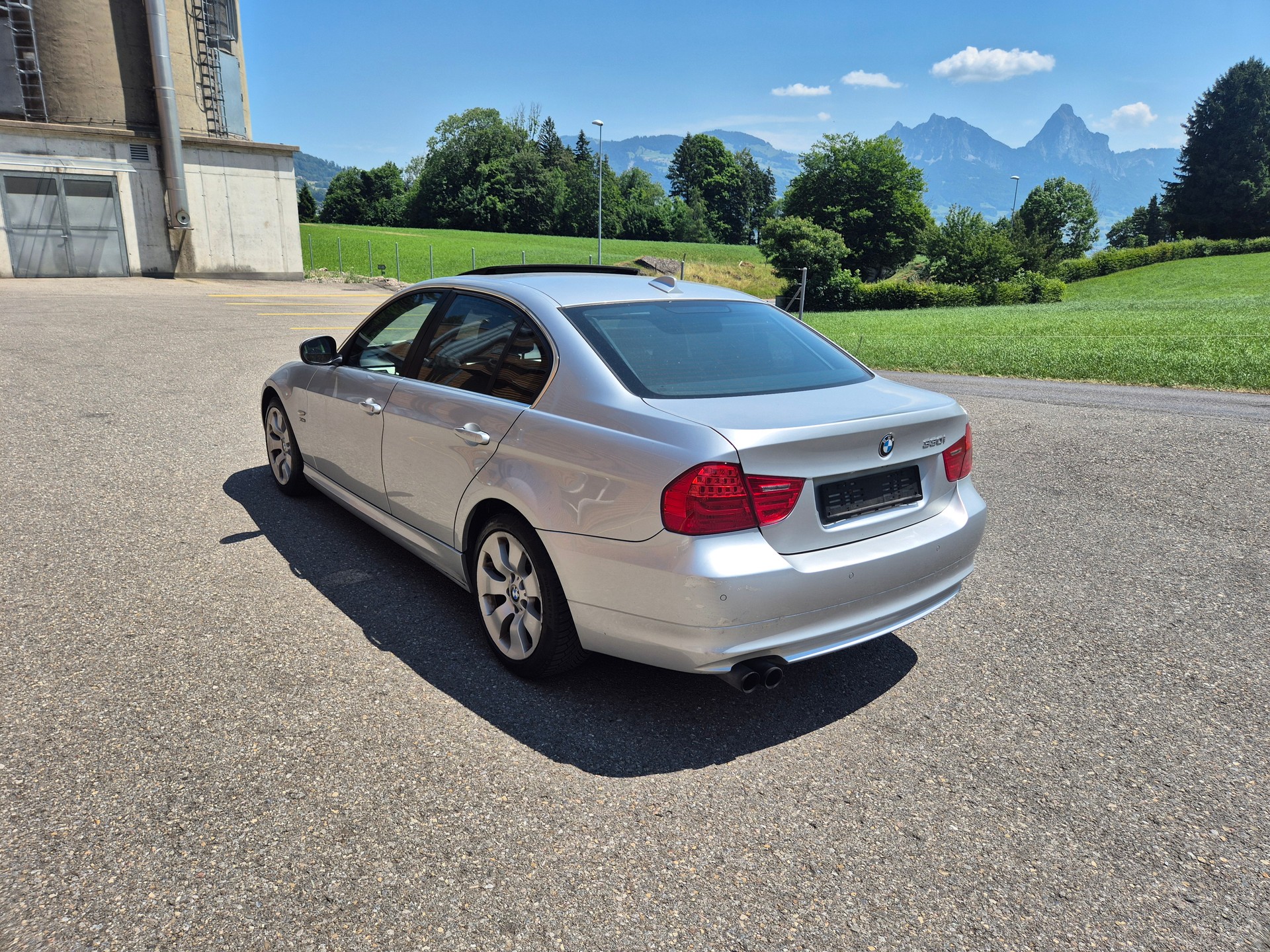 BMW 330i x-Drive Steptronic-image-2