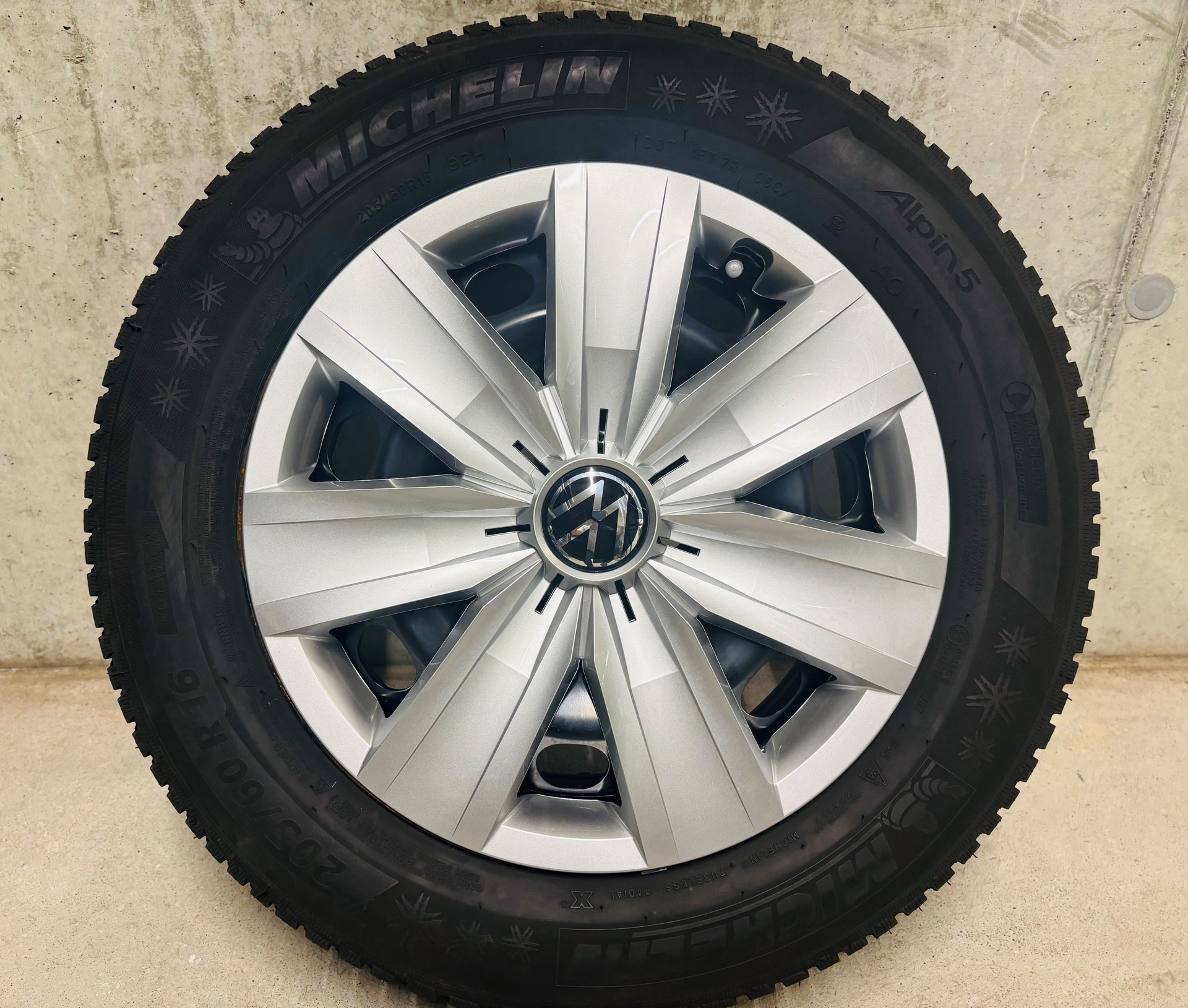 VW T-Roc 1.5 TSI EVO R-Line DSG mit AHK, Design-Paket "Black Style" & Winterräder-image-28