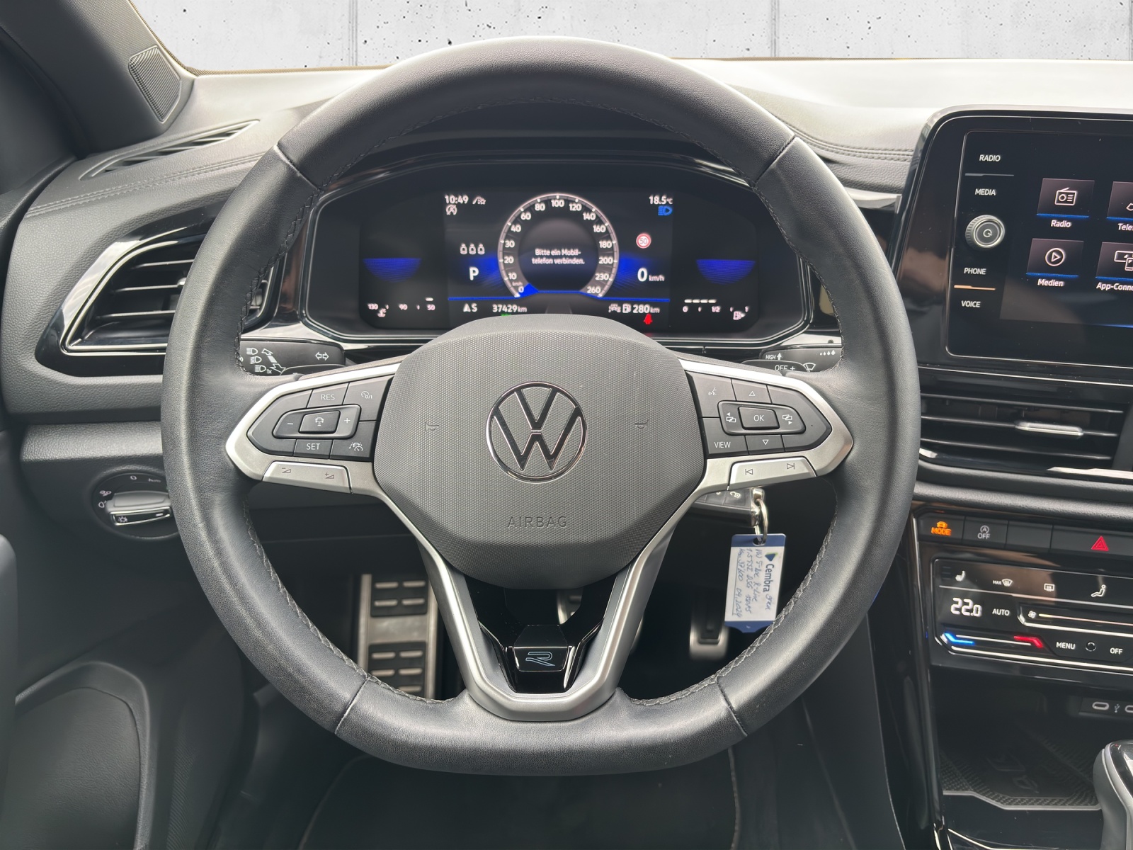 VW T-Roc 1.5 TSI EVO R-Line DSG mit AHK, Design-Paket "Black Style" & Winterräder-image-12